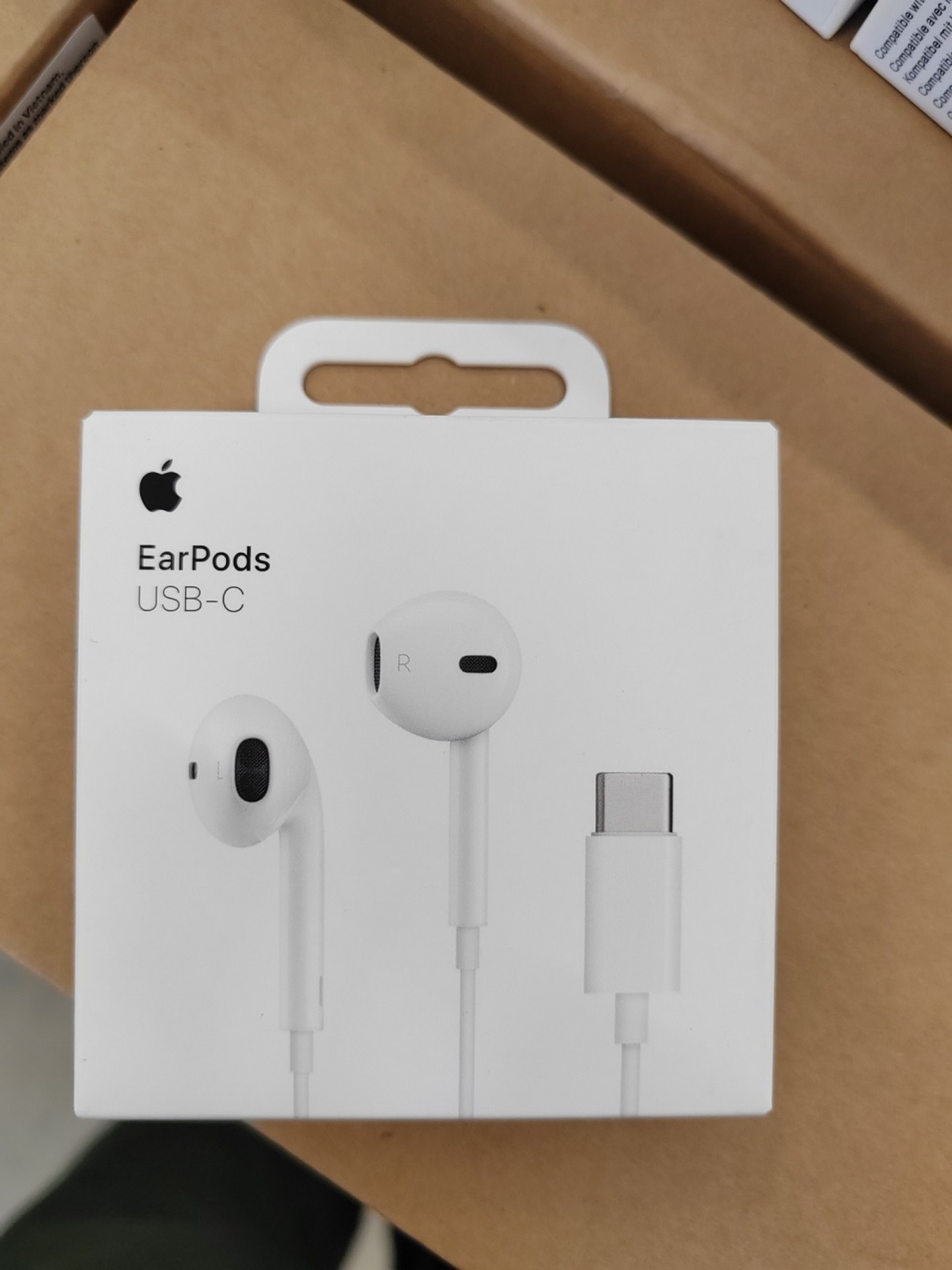 Finančná spáva SR zaistila vyše 15-tisíc falzifikátov príslušenstva Apple