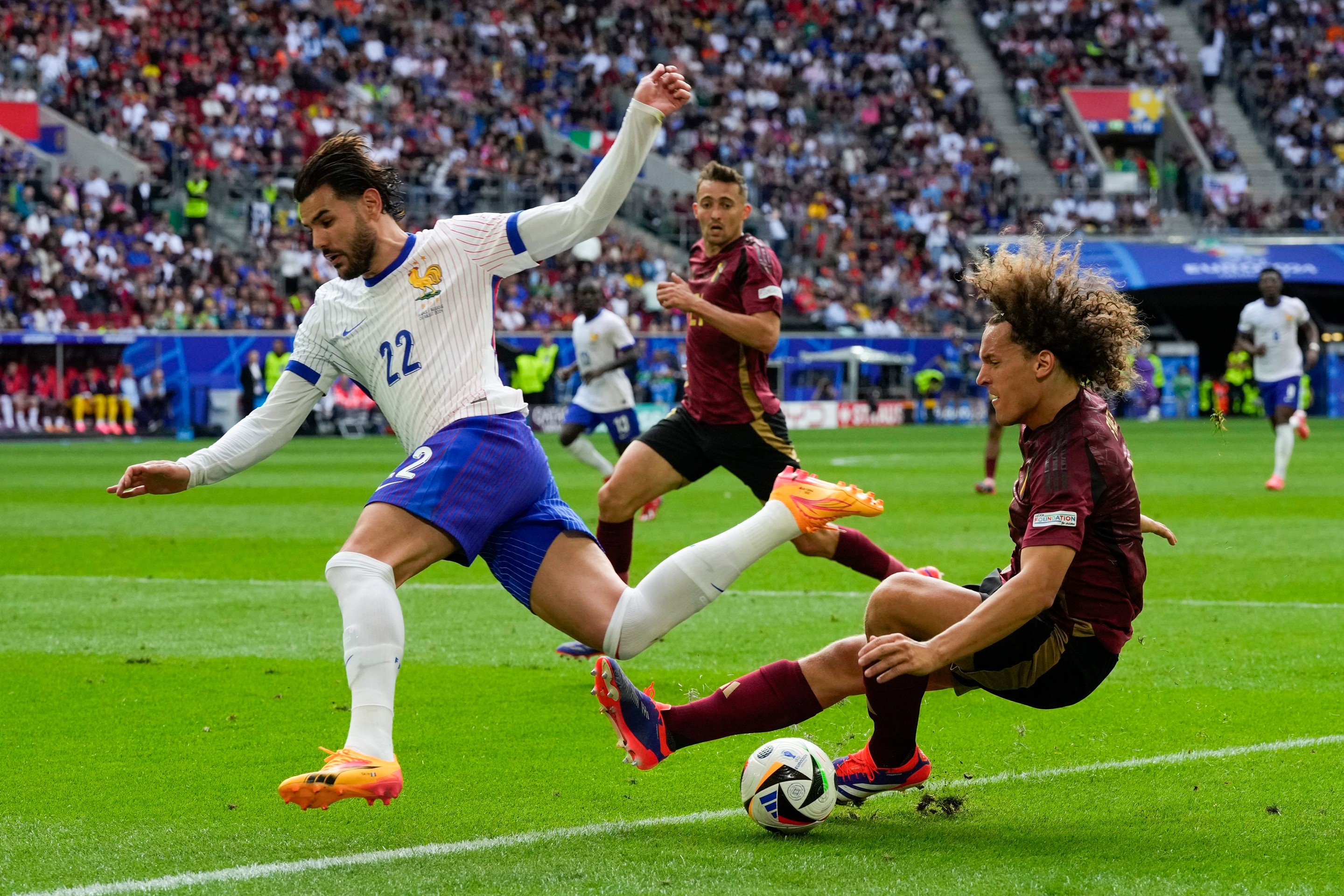 Zľava Francúz Theo Hernandez a Belgičan Wout Faes v osemfinále ME 2024.