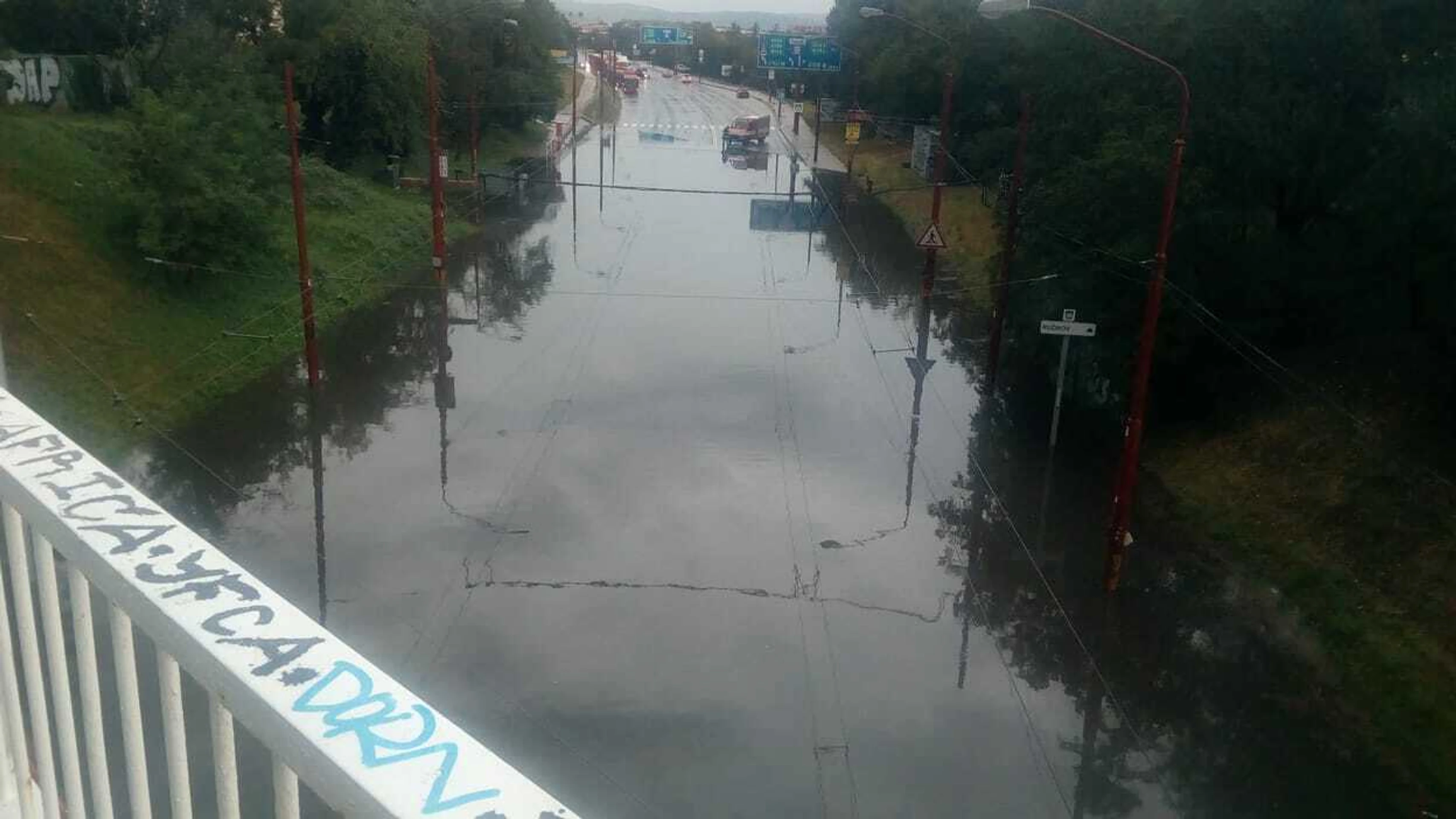 Zatopená ulica vo Vrakuni.