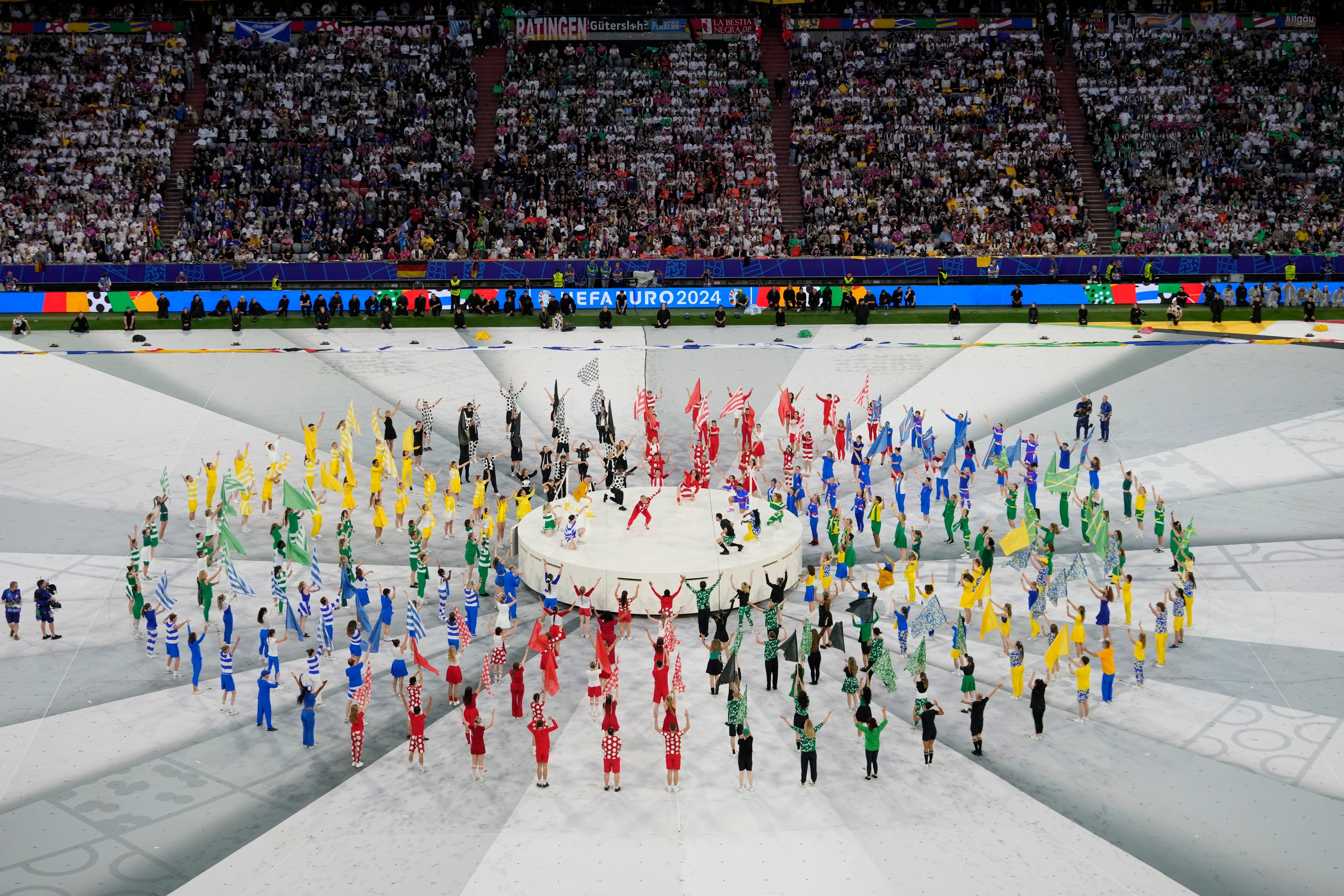 Na snímke otvárací ceremoniál pred úvodným zápasom A-skupiny ME vo futbale Nemecko - Škótsko v Mníchove.