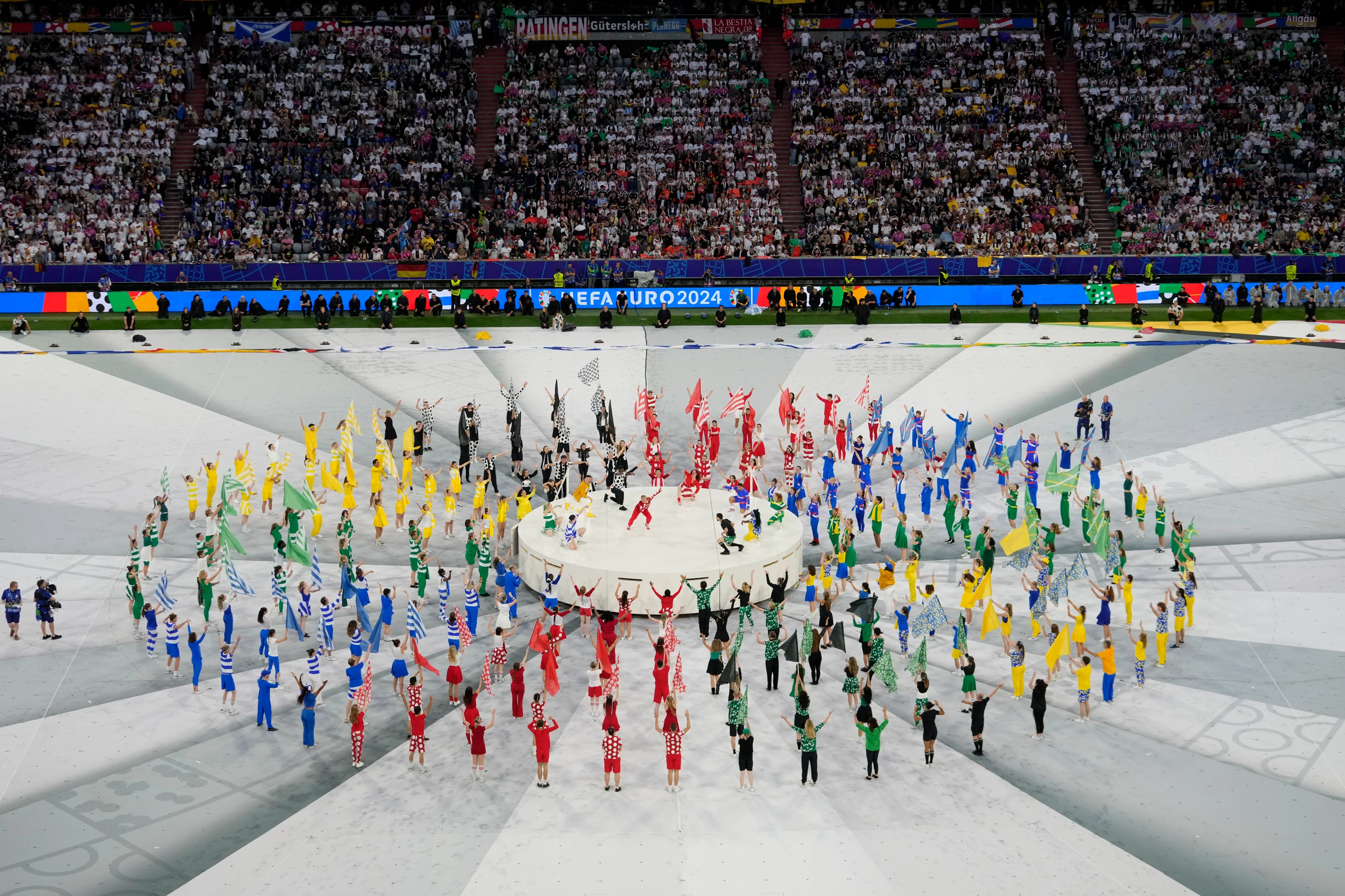 Na snímke otvárací ceremoniál pred úvodným zápasom A-skupiny ME vo futbale Nemecko - Škótsko v Mníchove.