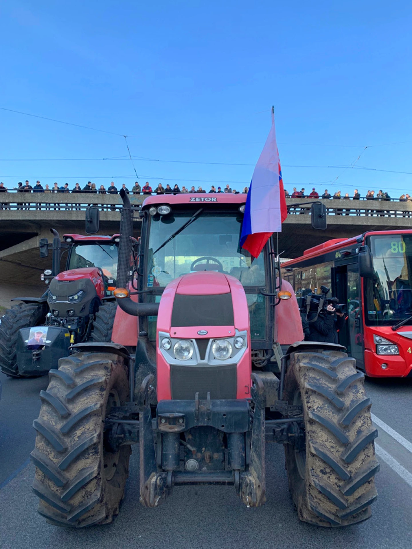 Na snímke tréner brankárov Ján Lašák v rozhovore s tretím brankárom Slovana Bratislava Michalom Vojvodom počas tréningu na zraze