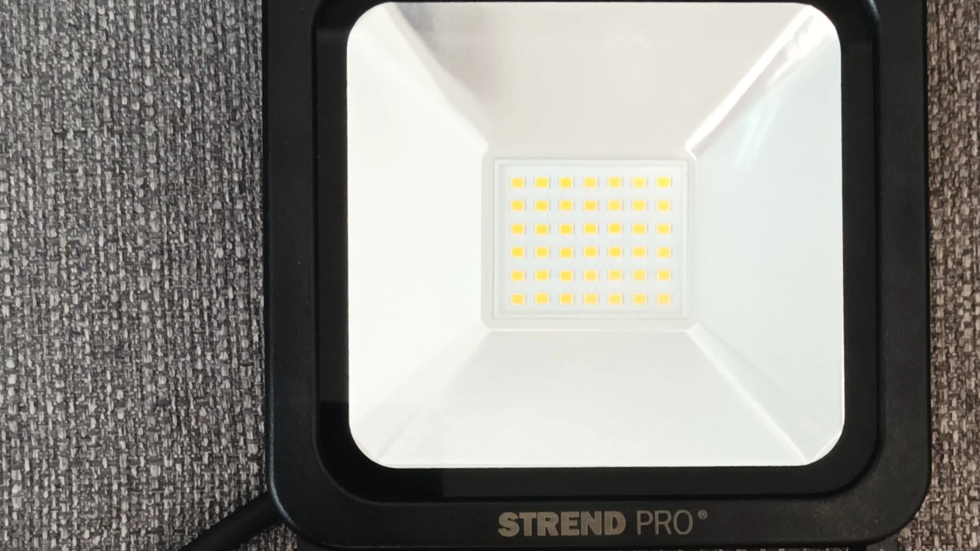 Nebezpečný LED reflektor.