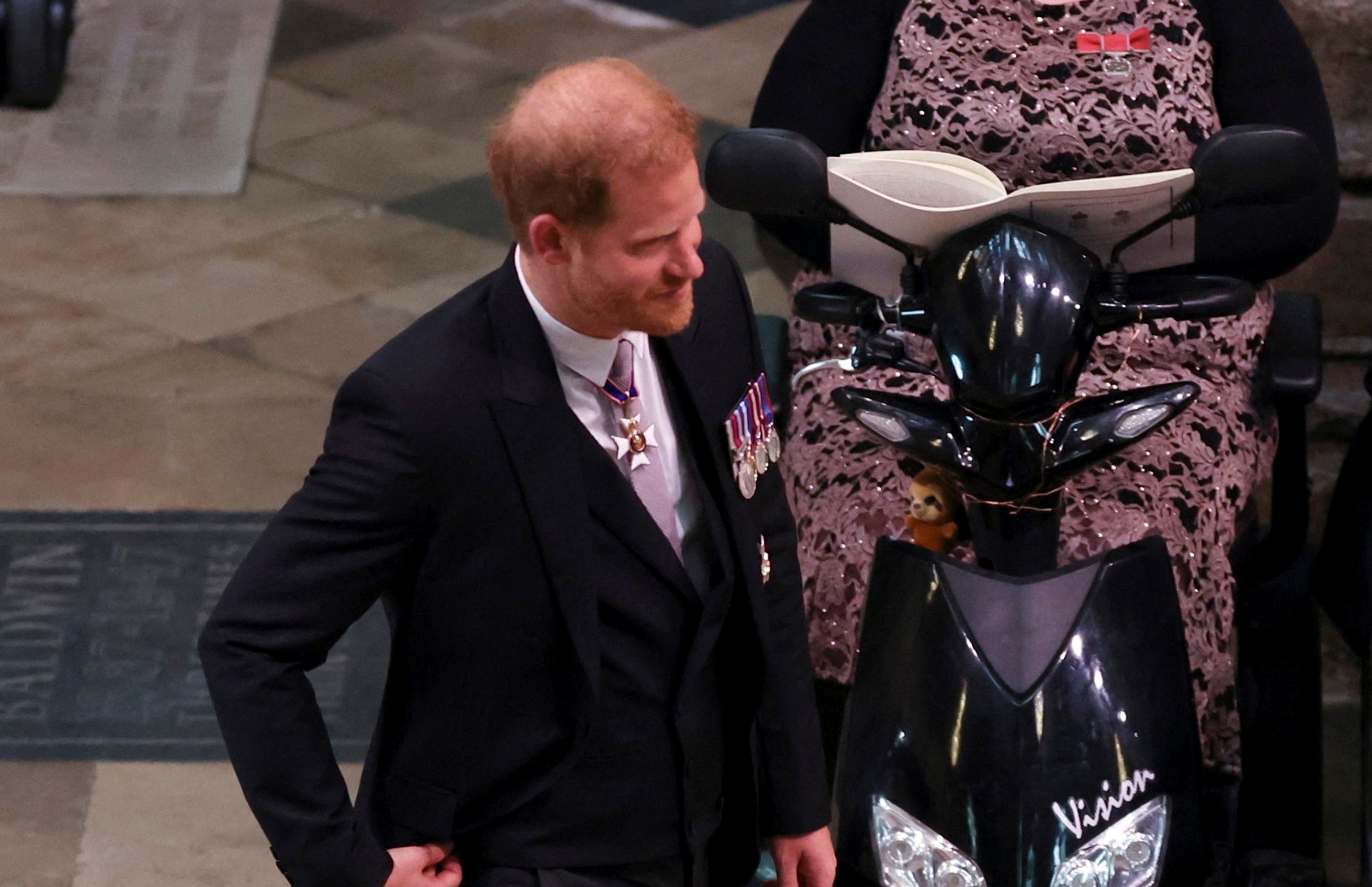 Princ Harry na korunovácii kráľa Karola III.