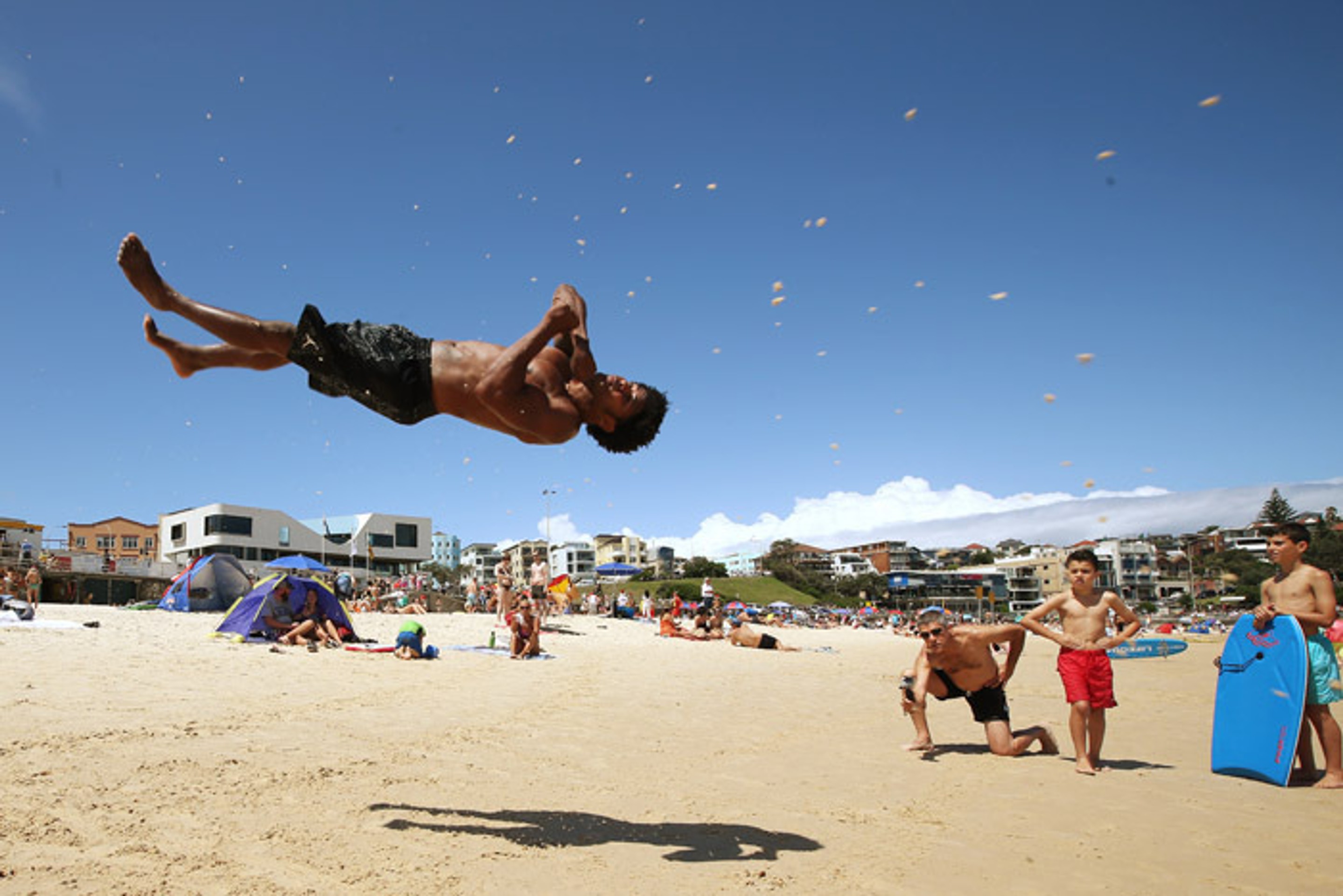 Brazílsky akrobat Jackson Carmelo Topazio na austrálskej pláži Bondie Beach.
