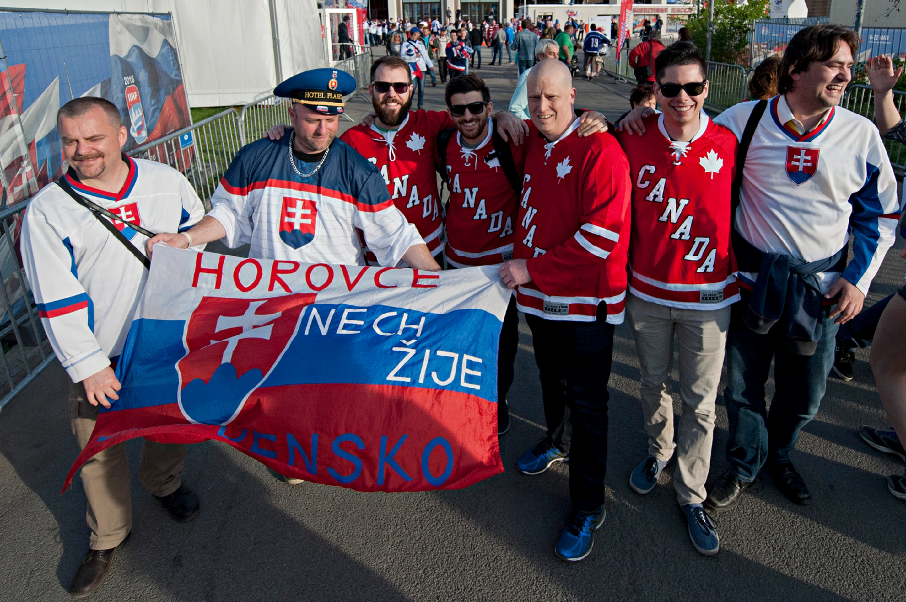 Na snímke slovenskí a kanadskí fanúšikovia pred zápasom B-skupiny hokejových MS Slovensko - Kanada v Petrohrade.