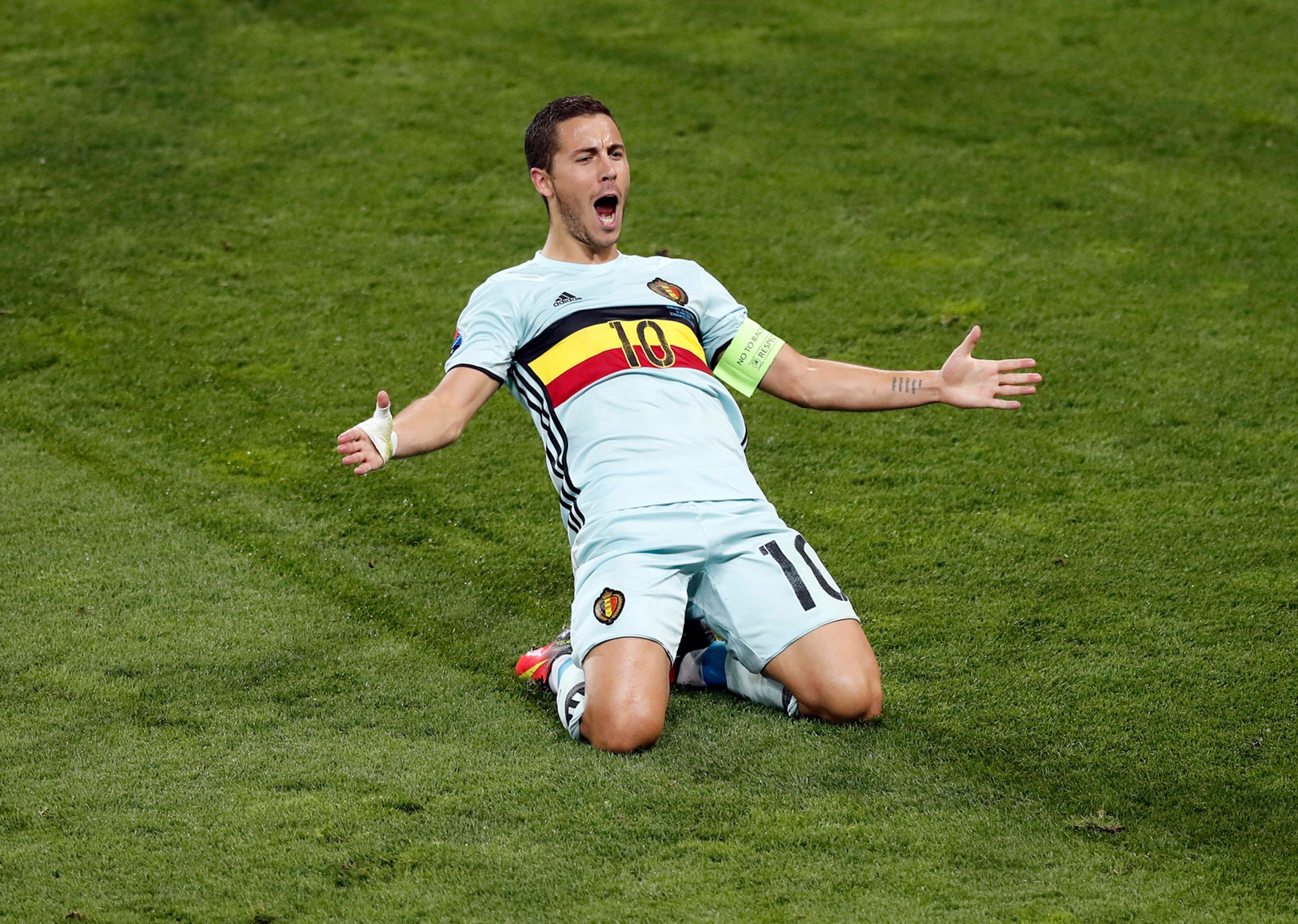 Eden Hazard z Belgicka sa teší po góle na 3:0 v osemifinále ME proti Maďarsku.
