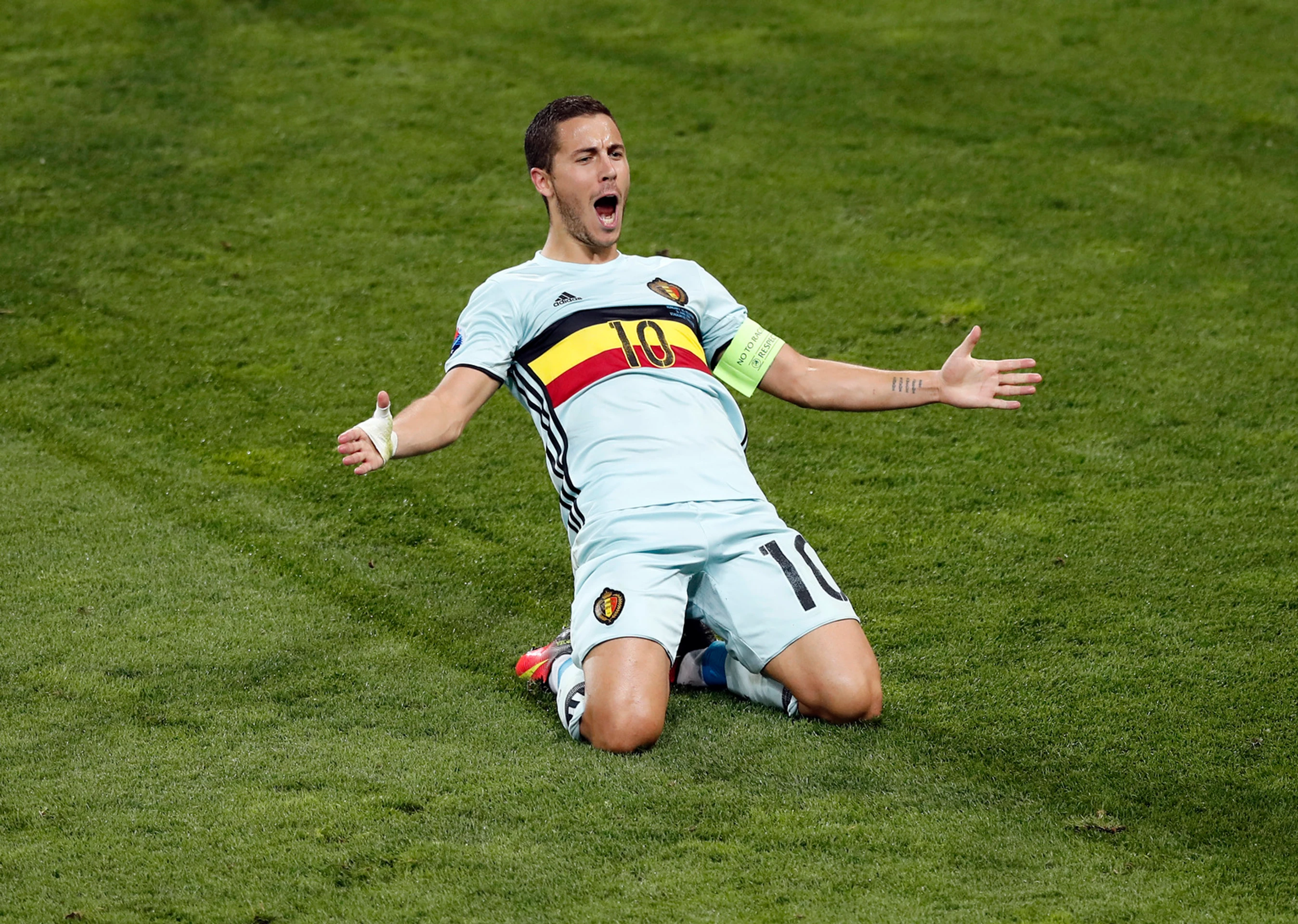 Eden Hazard z Belgicka sa teší po góle na 3:0 v osemifinále ME proti Maďarsku.