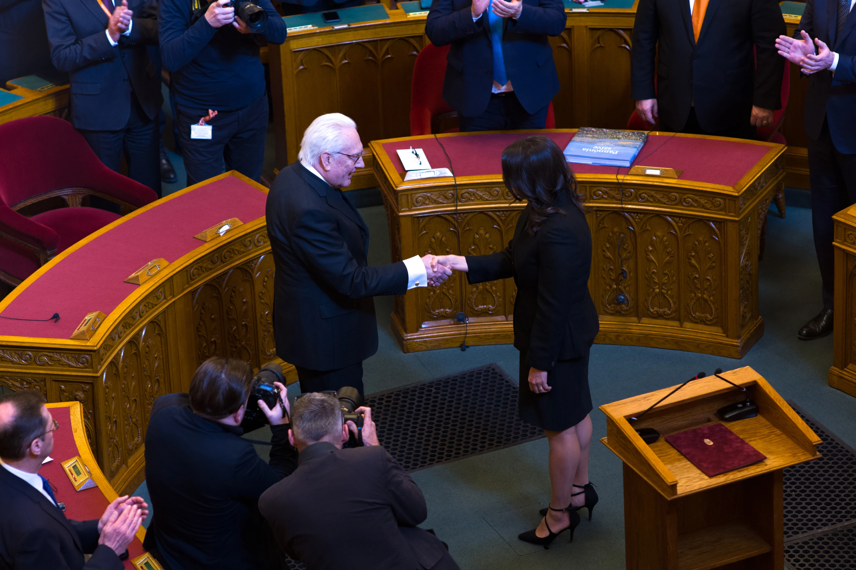 Kandidát opozičného zoskupenia V jednote za Maďarsko Péter Róna blahoželá novej hlave štátu Katalin Novákovej.