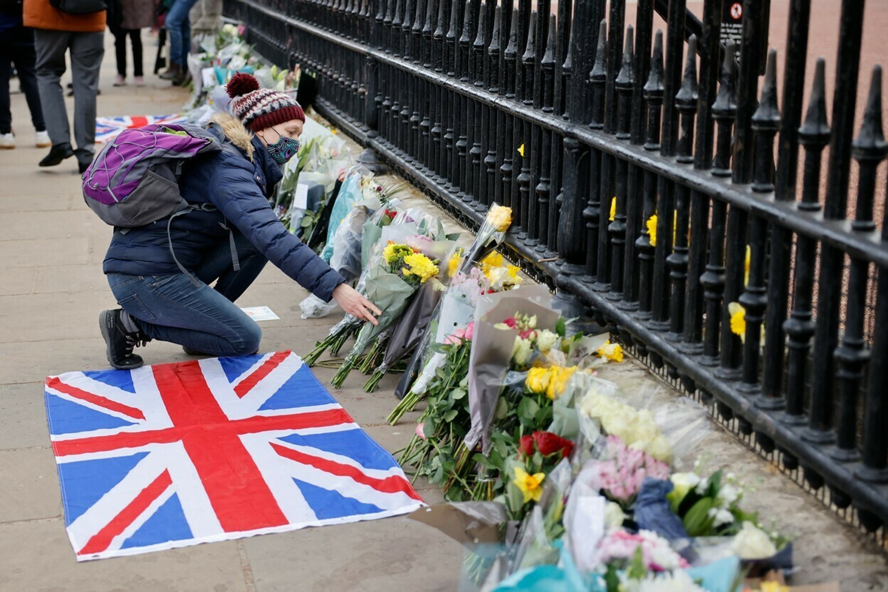 Británia plače za princom Philipom. Pred palácom sa zbierajú davy ľudí