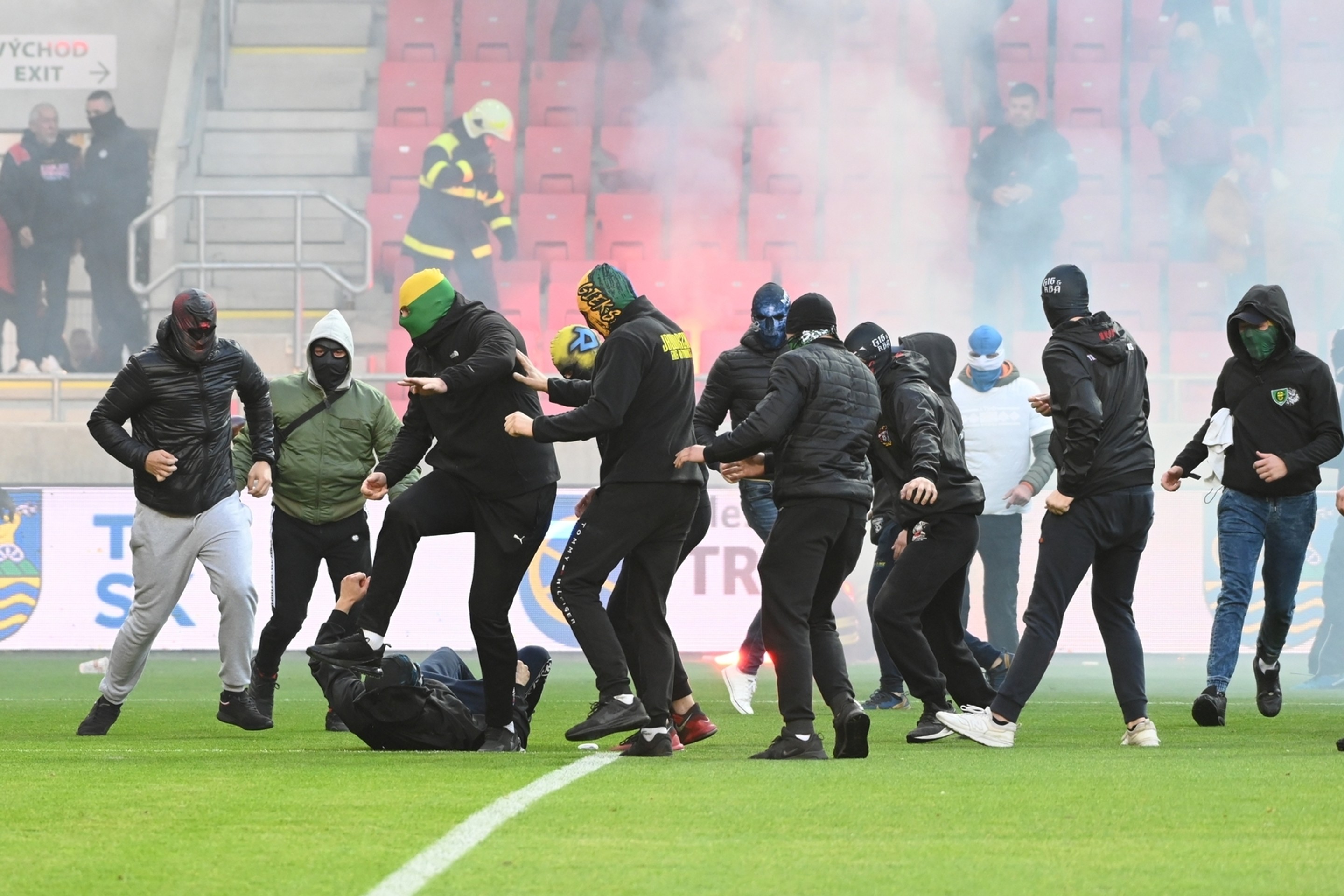 Bitka medzi fanúšikmi Slovana a Spartaka počas 11. kola futbalovej Fortuna ligy.
