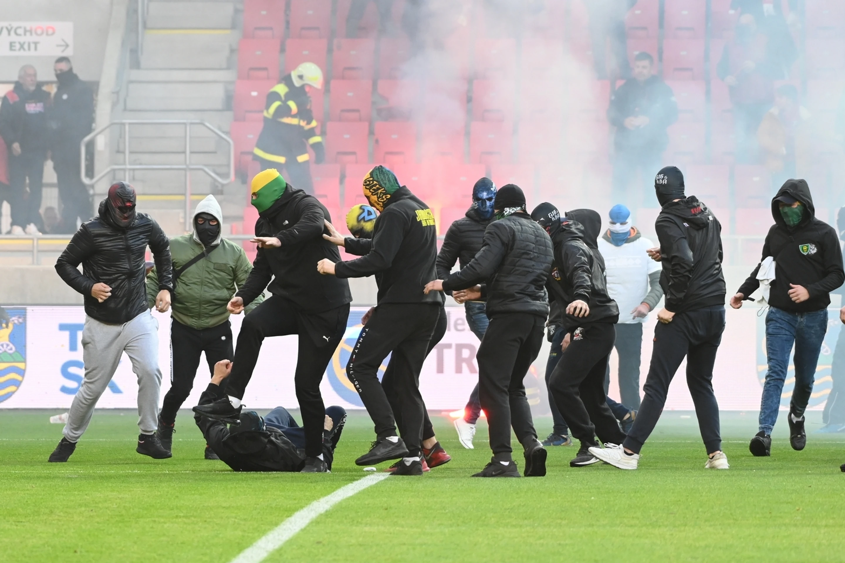 Bitka medzi fanúšikmi Slovana a Spartaka počas 11. kola futbalovej Fortuna ligy.