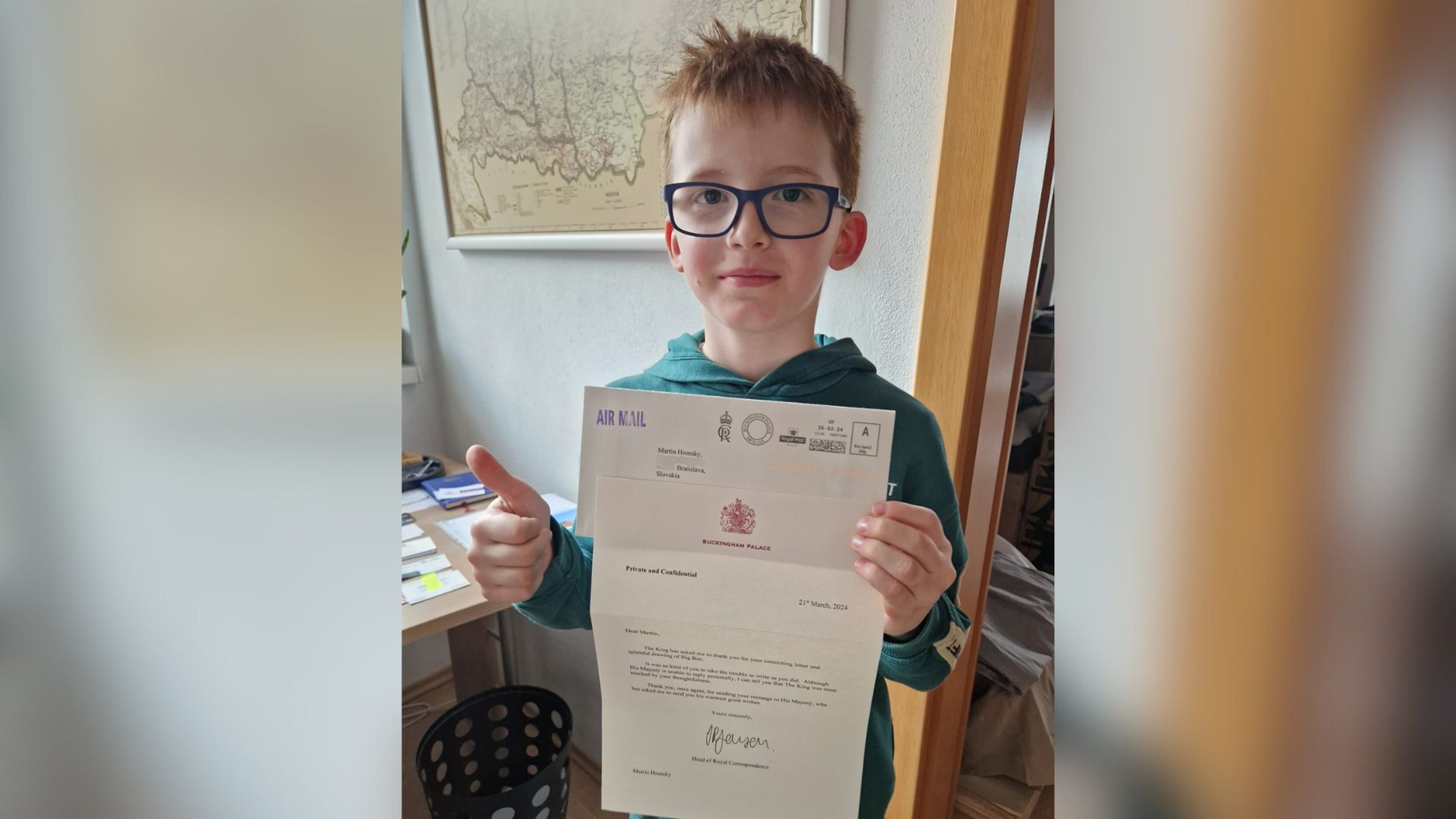 Martinko s odkazom od britského kráľa.