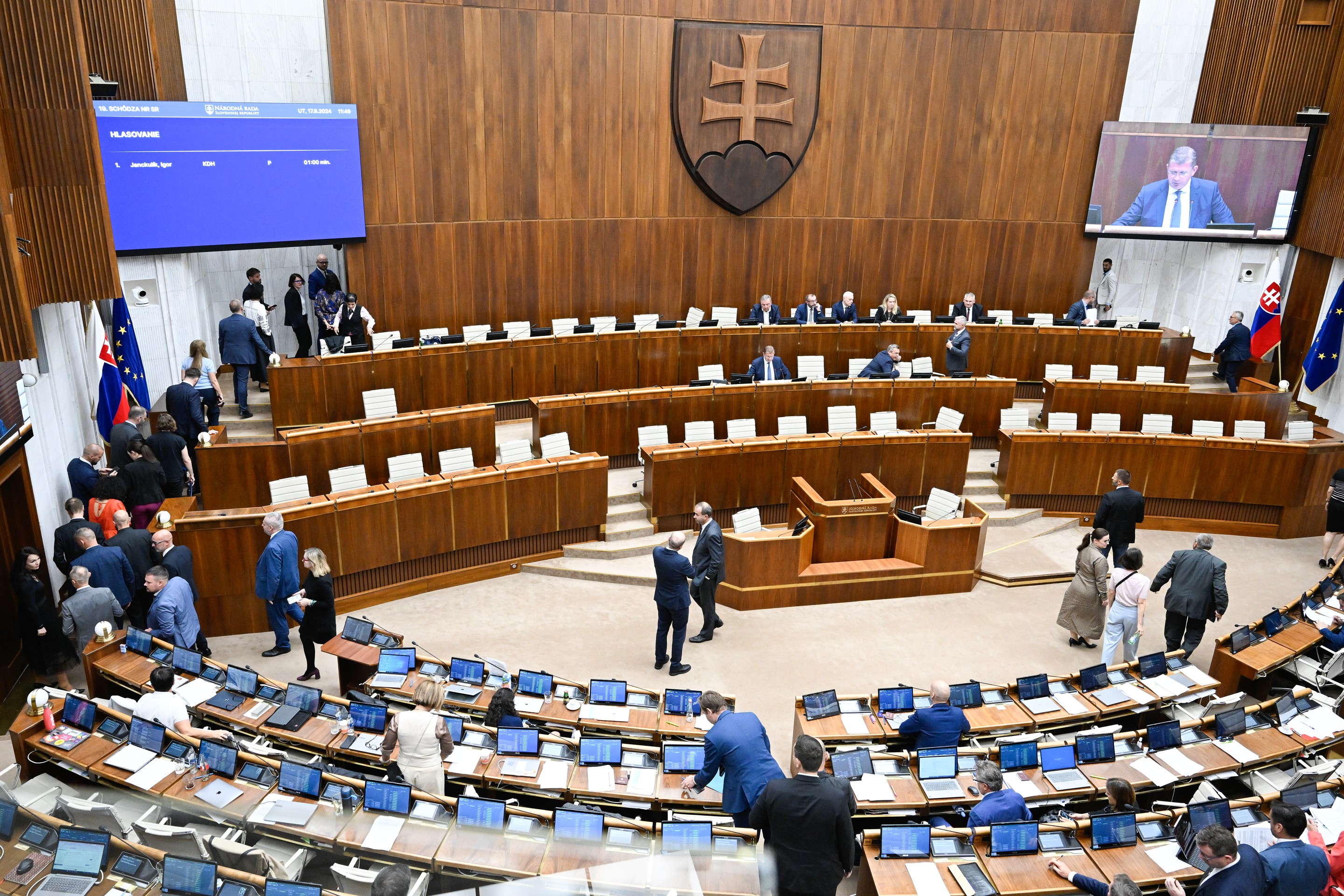 Opoziční poslanci odchádzajú rokovacej sály počas tajného hlasovania