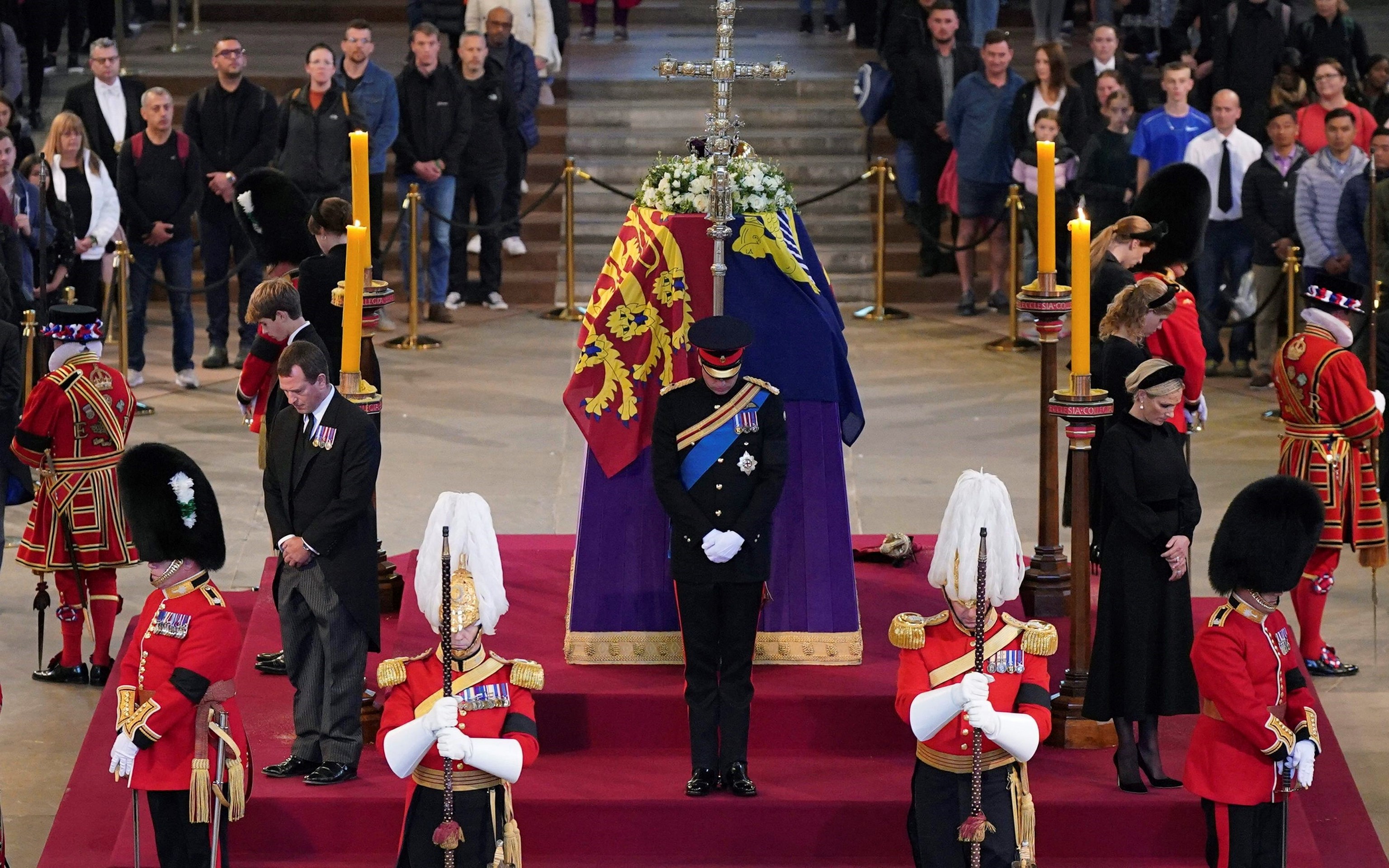 Vnúčatá pri rakve svojej starej mamy.