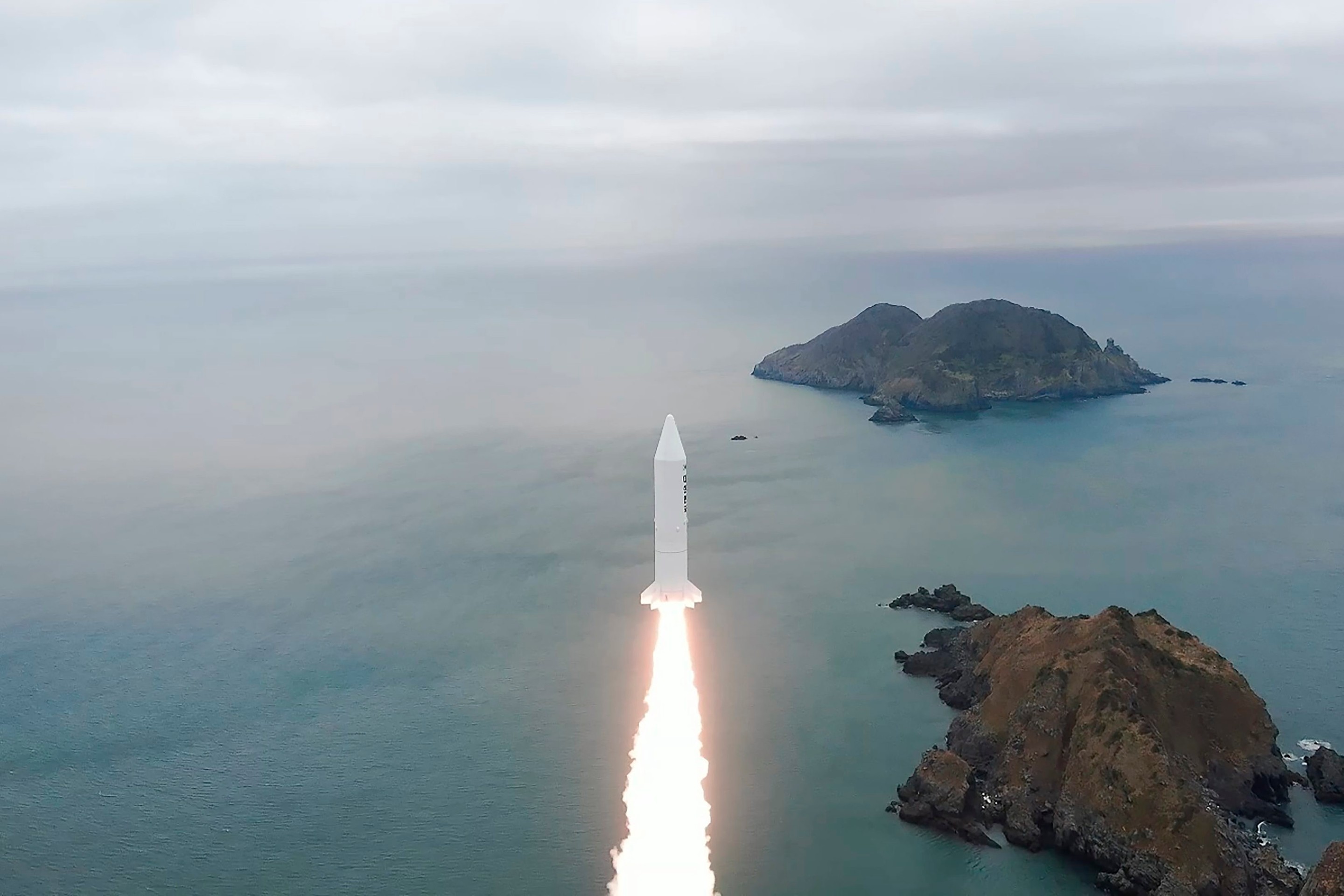 Južná Kórea v stredu 30. marca 2022 uskutočnila prvý úspešný test vesmírnej rakety na tuhé palivo.