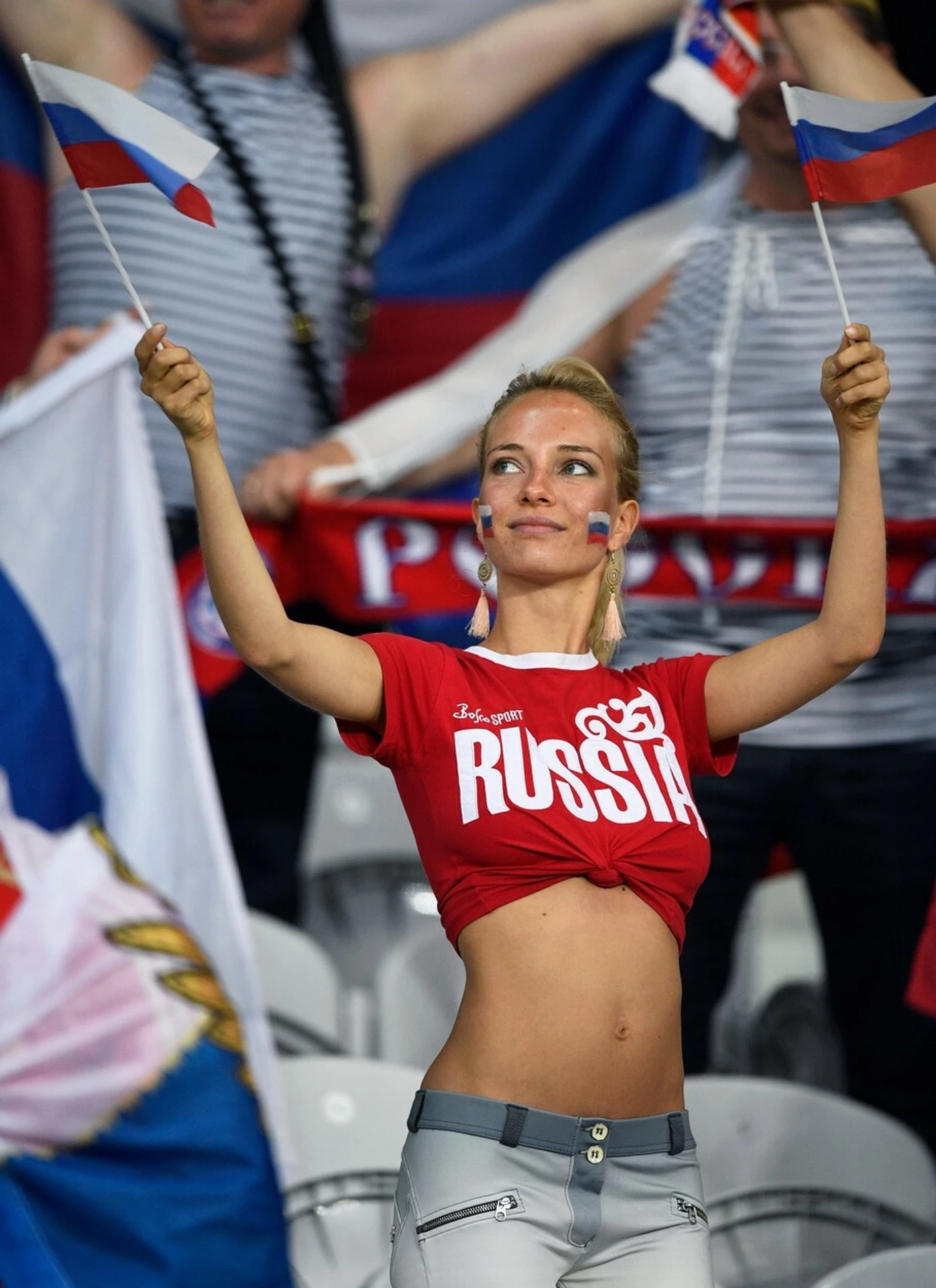 Aj ženy majú rady futbal. Na tieto fanúšičky sa veru dobre pozerá