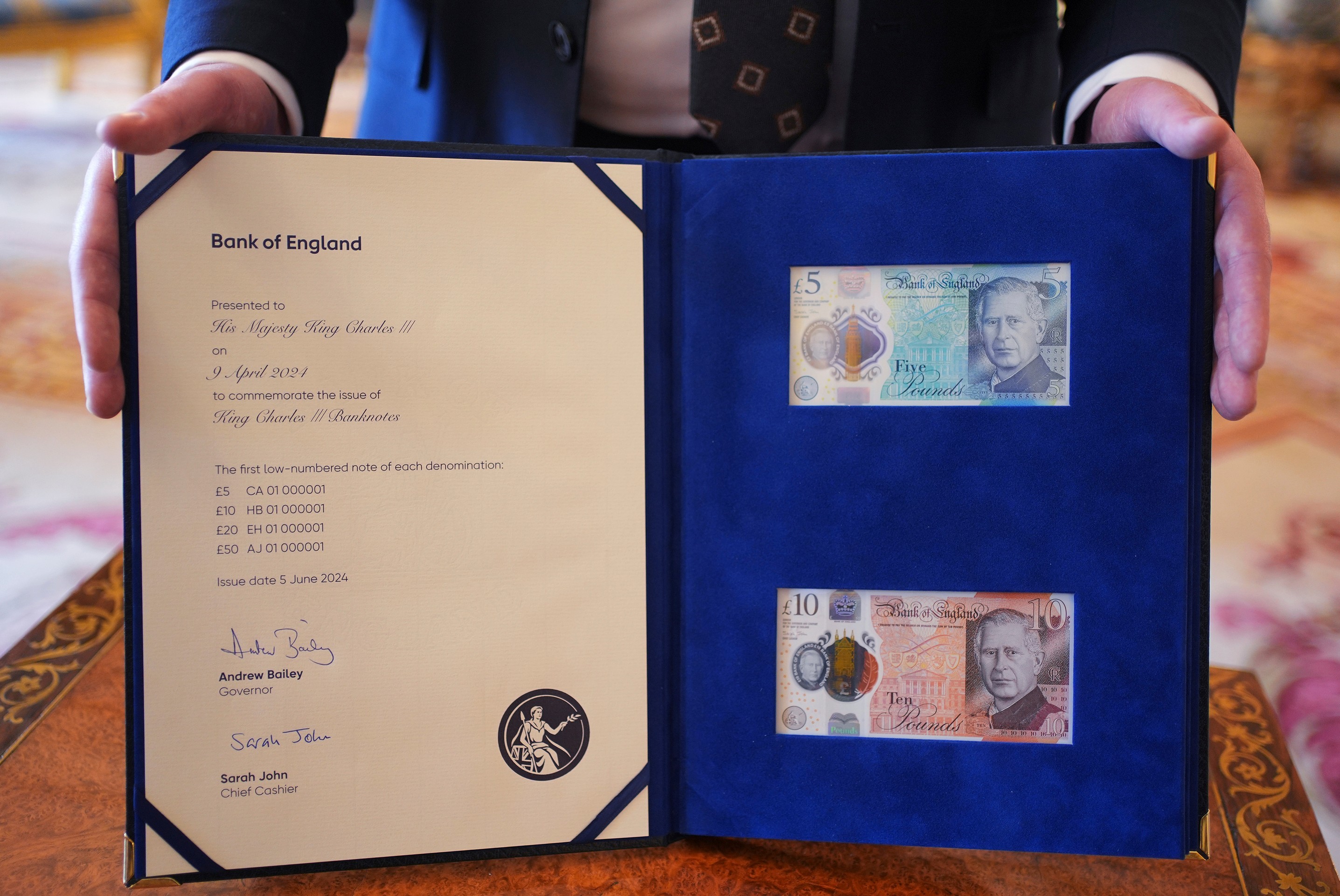 Britský kráľ si prezrel prvé bankovky so svojím portrétom