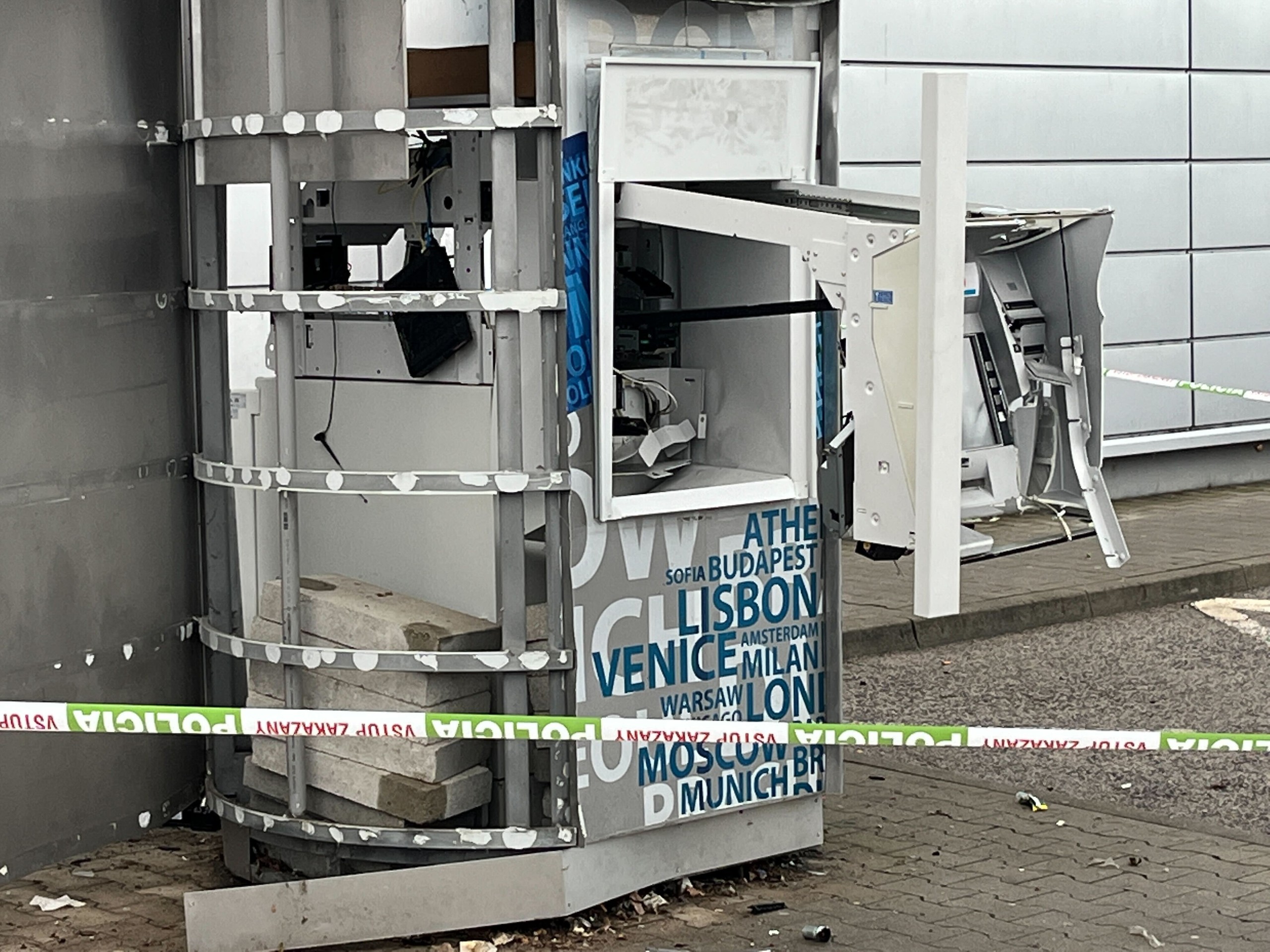 Zničený bankomat v Ivanke pri Dunaji.