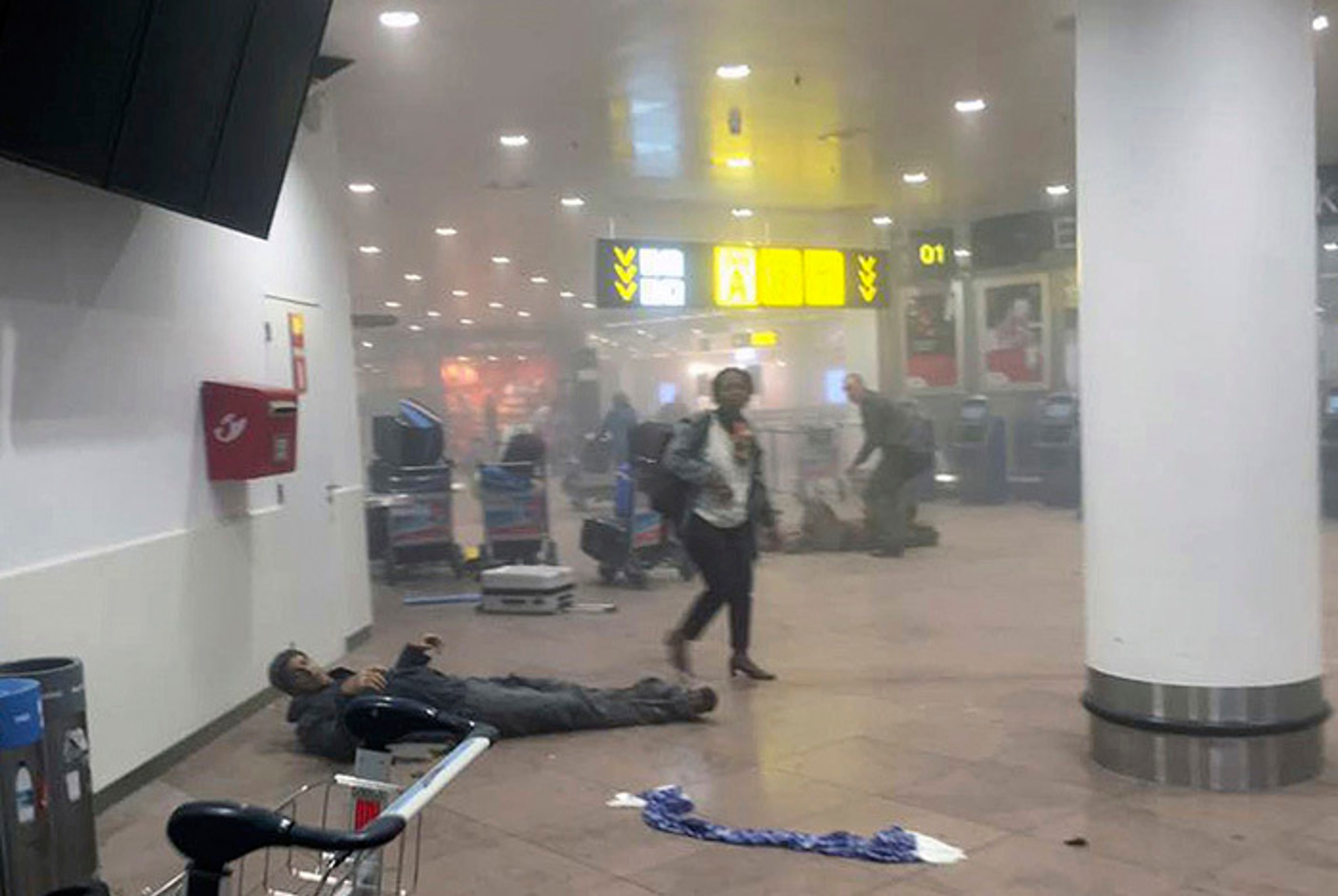 Zranený muž po výbuchu v hale bruselského letiska Zavendem.
