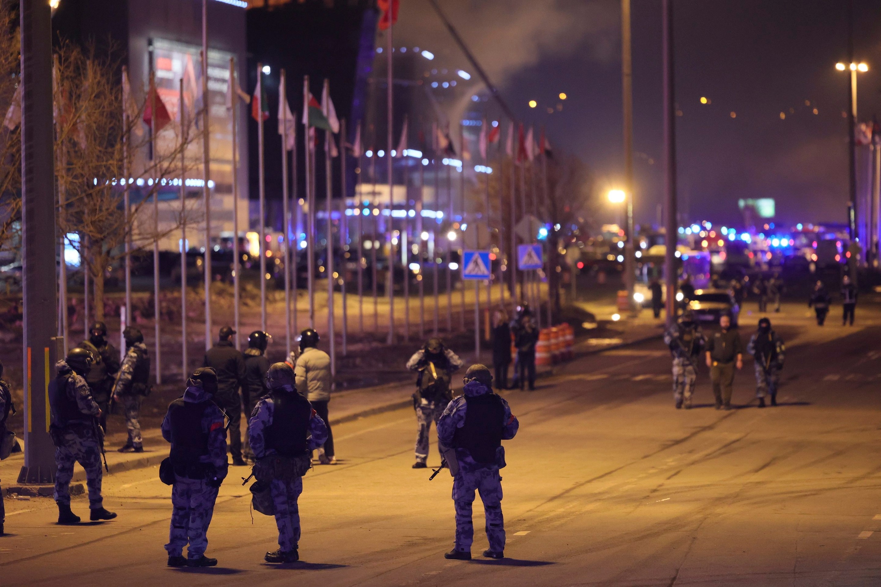 Polícia hliadkuje v blízkosti Crocus City Hall.