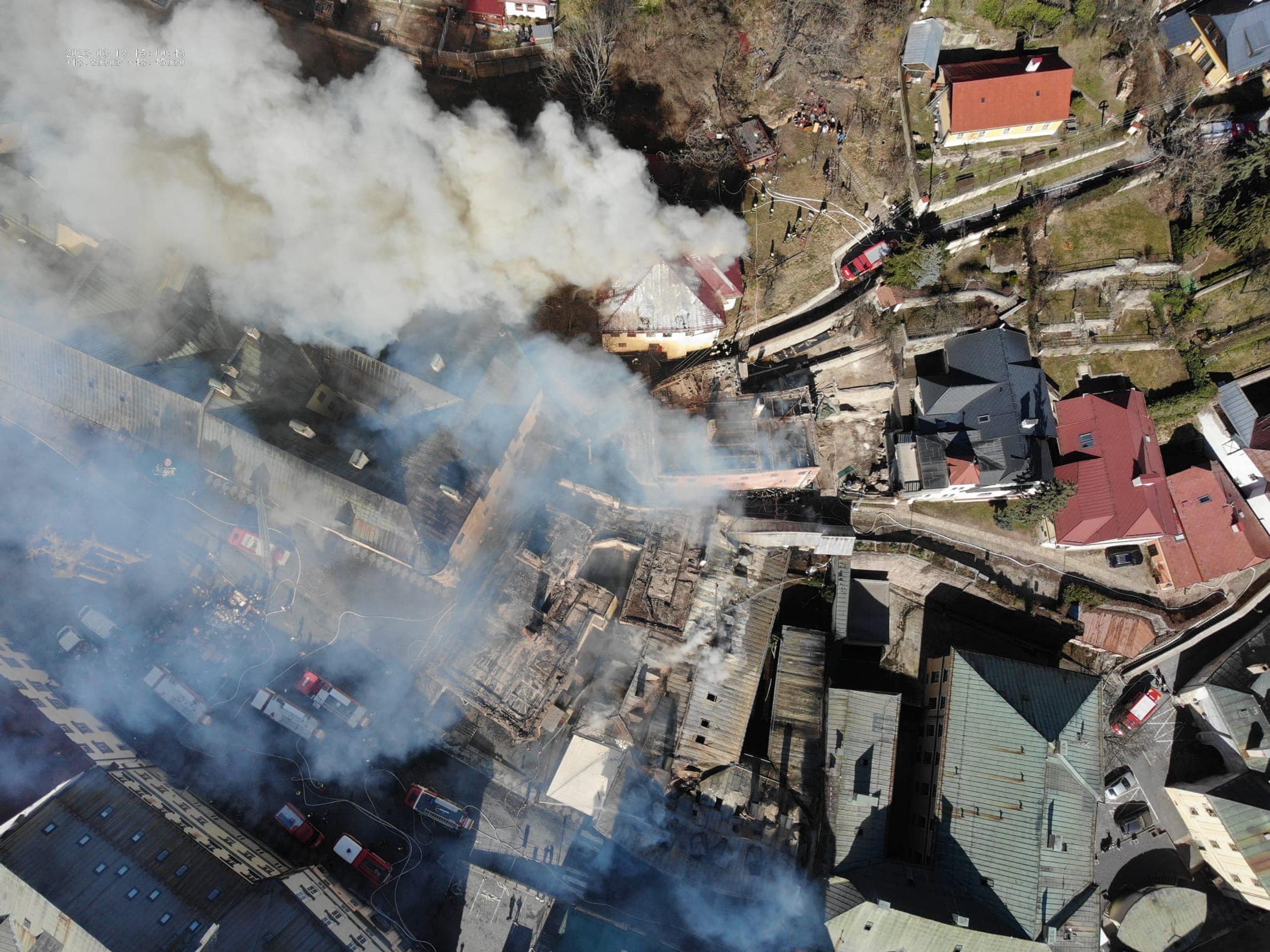 Letecké zábery ukazujú rozsah požiaru.