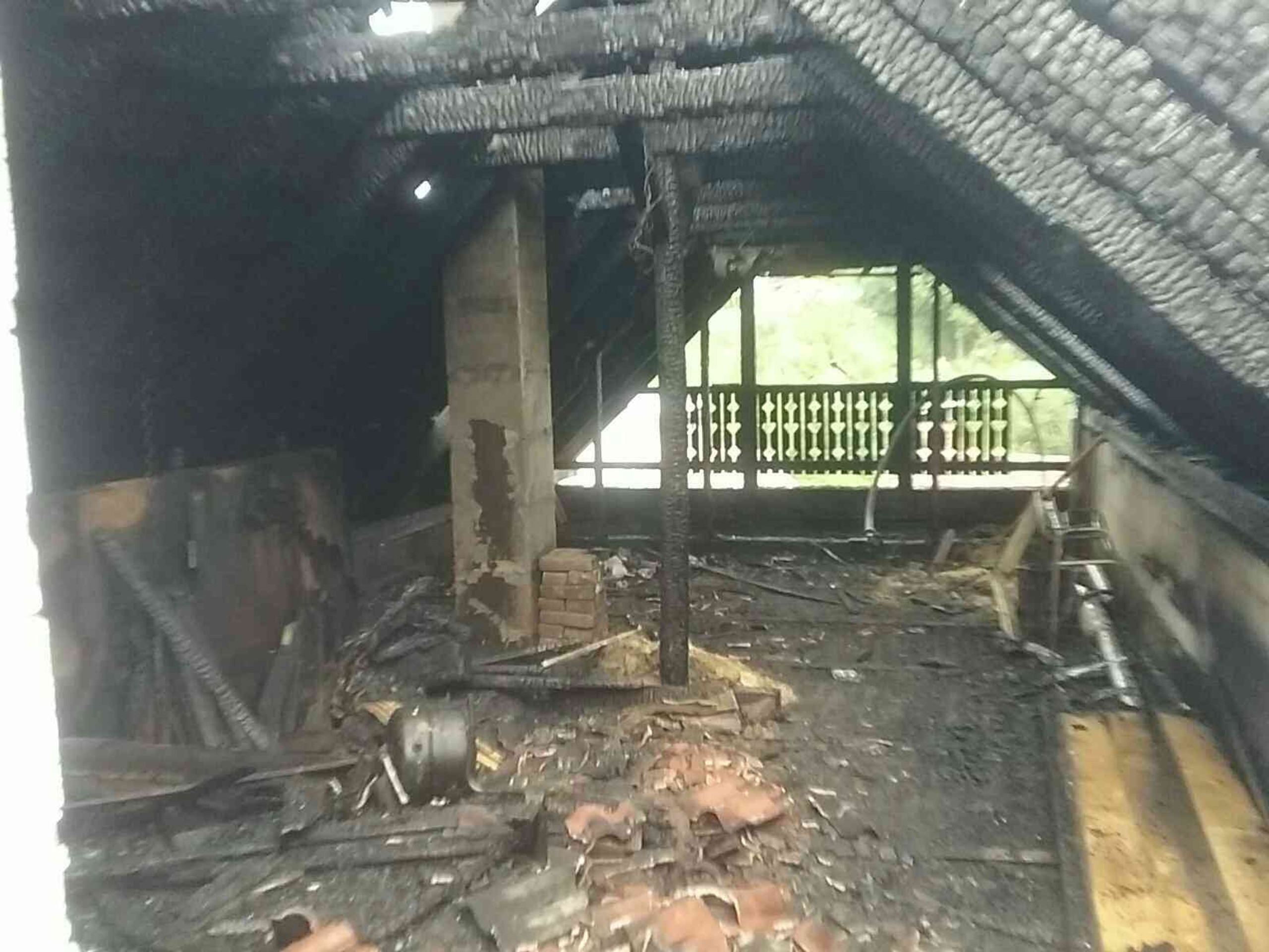 Do domu udrel blesk, zachvátili ho plamene.