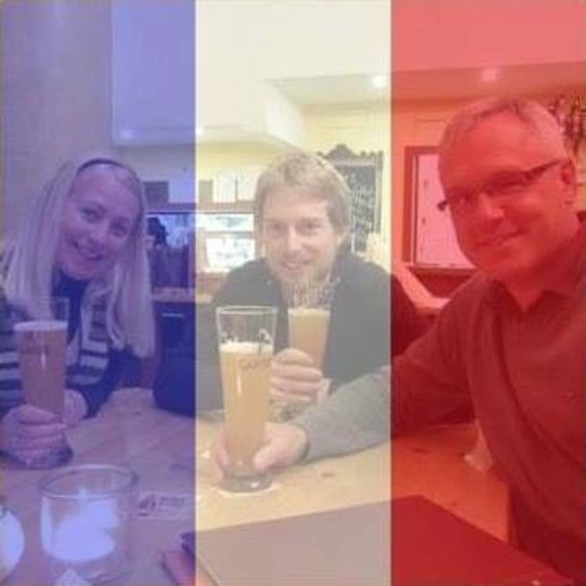 Faceebok zaplavili profilové fotografie zaodeté do francúzskej vlajky.