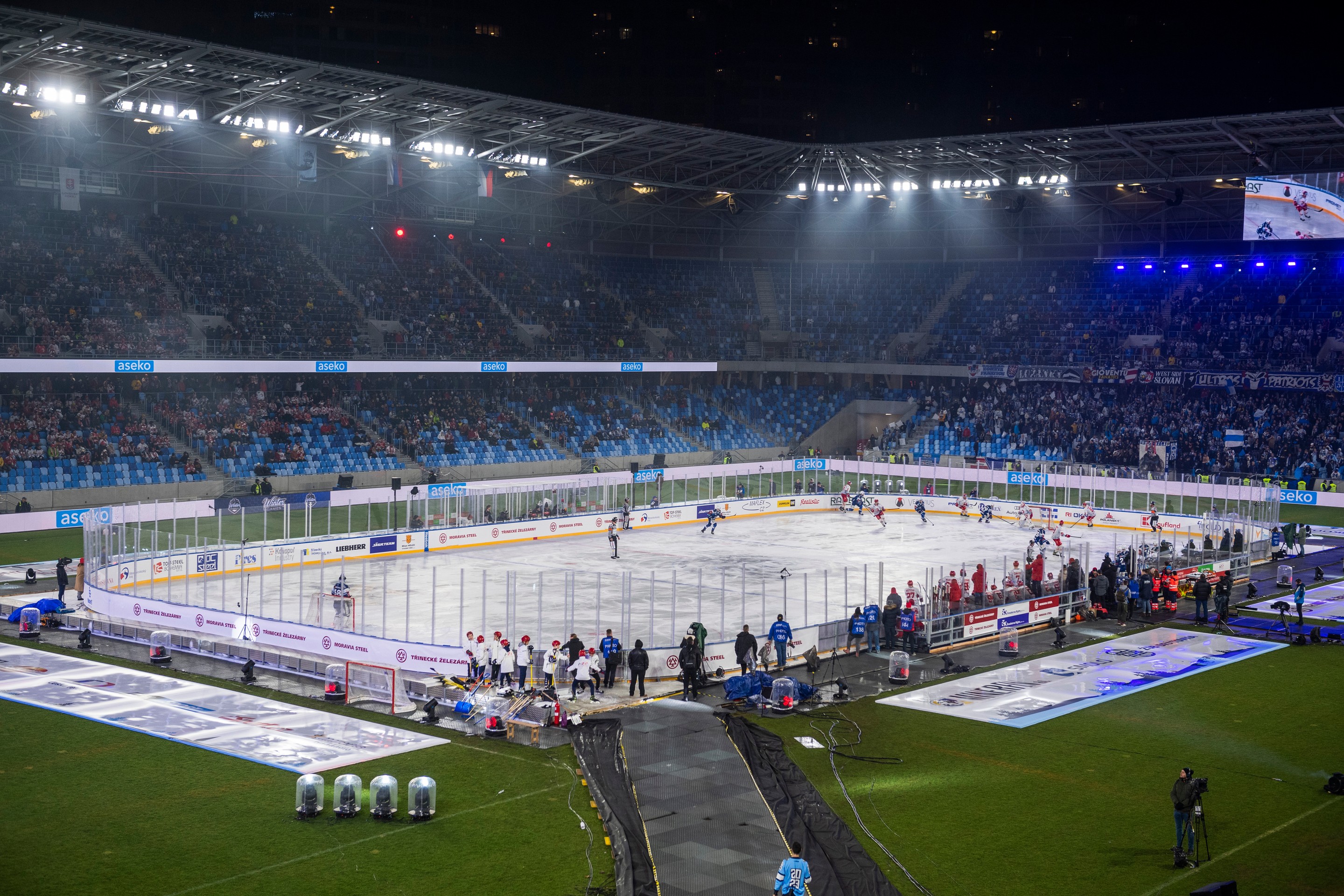 Na snímke hokejisti počas zápasu na hokejovom podujatí Kaufland Winter Games HC Oceláři Třinec - HC Kometa Brno.