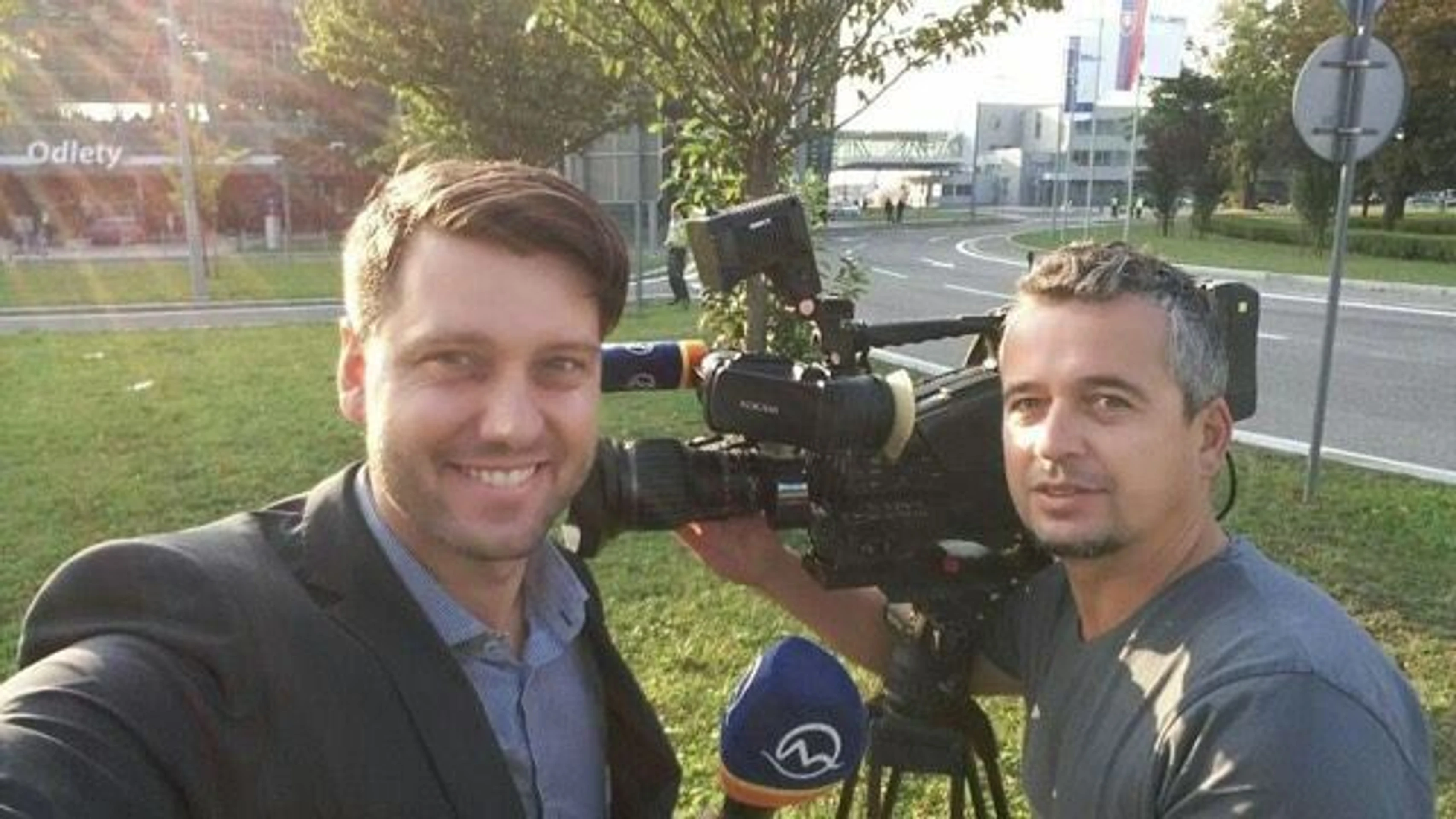Marek Gudiak s Pavlom Kernom monitorujú dianie na bratislavskom letisku.
