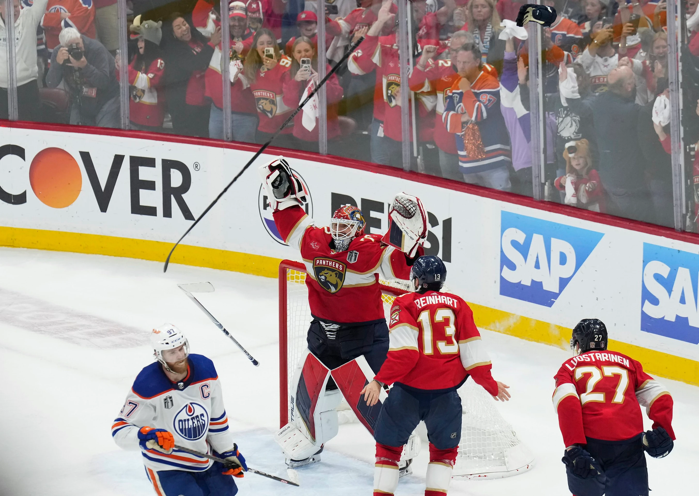 Gólman Floridy Sergej Bobrovski jasá po zisku Stanley Cupu.
