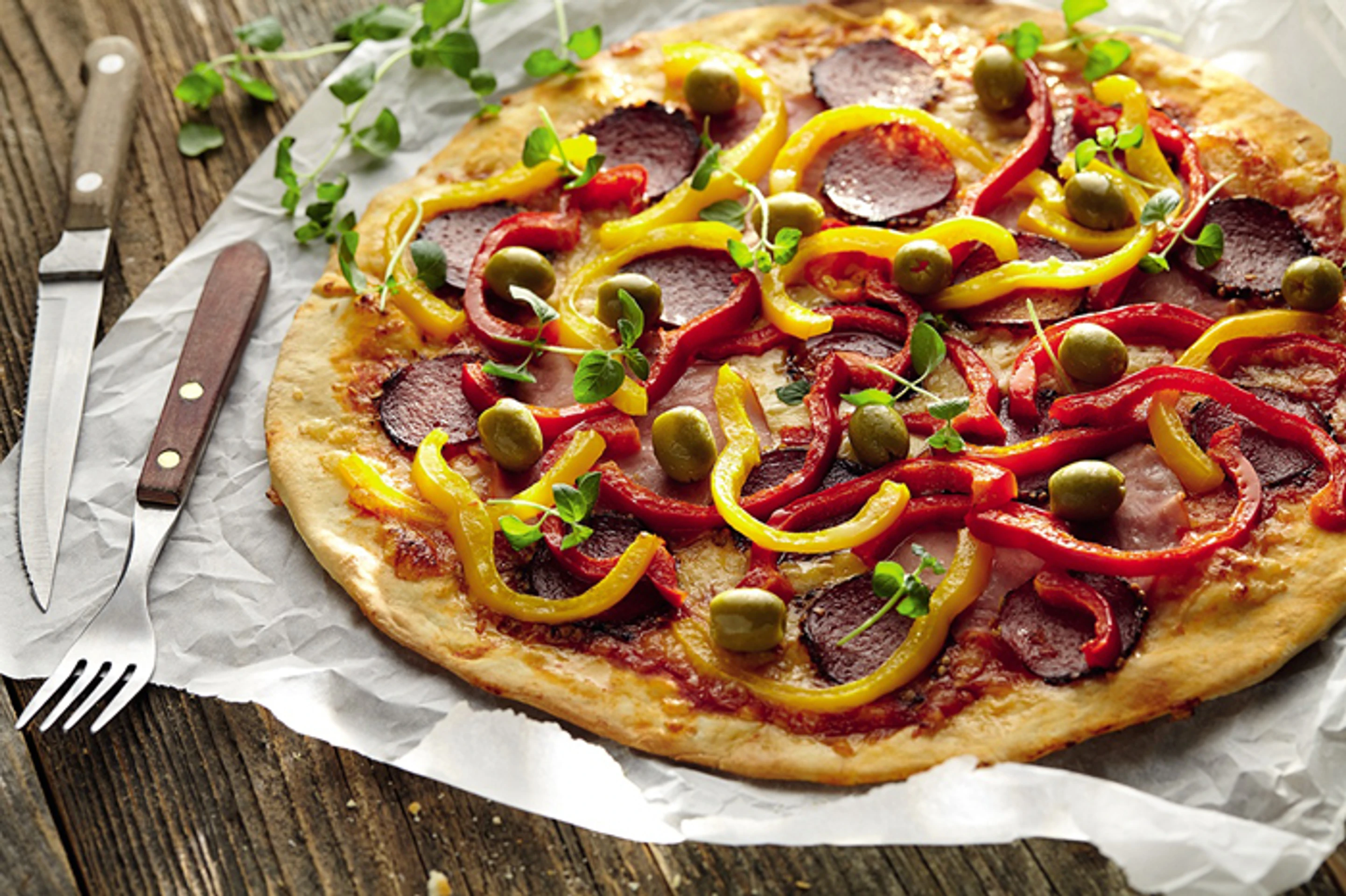 Pizza so šunkou a saáamou.