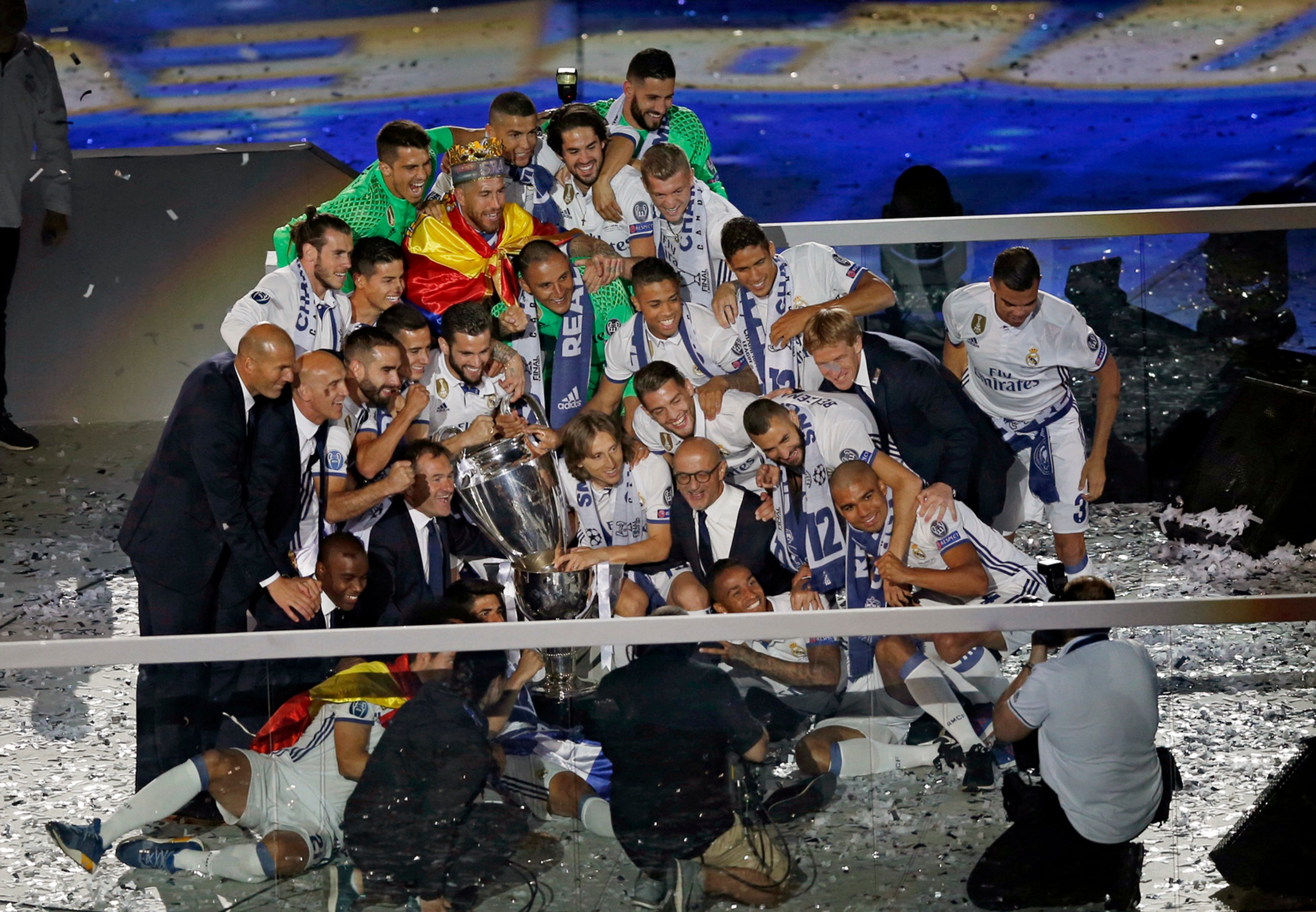 Hráči Realu pózujú s trofejou pre víťaza LM.