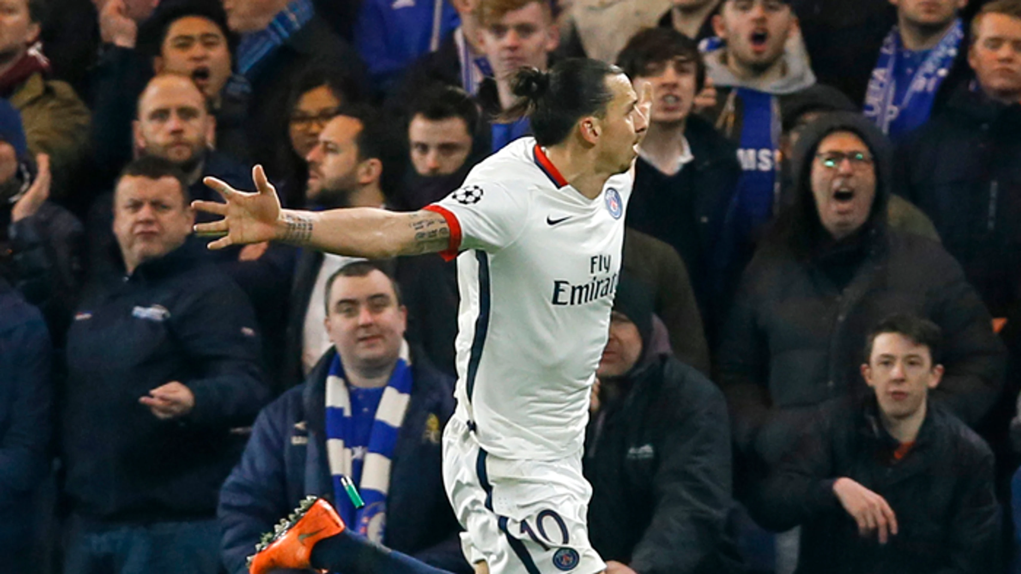 Zlatan Ibrahimovič oslavuje druhý gól proti Chelsea v odvete osemfinále LM proti Chelsea Londýn.