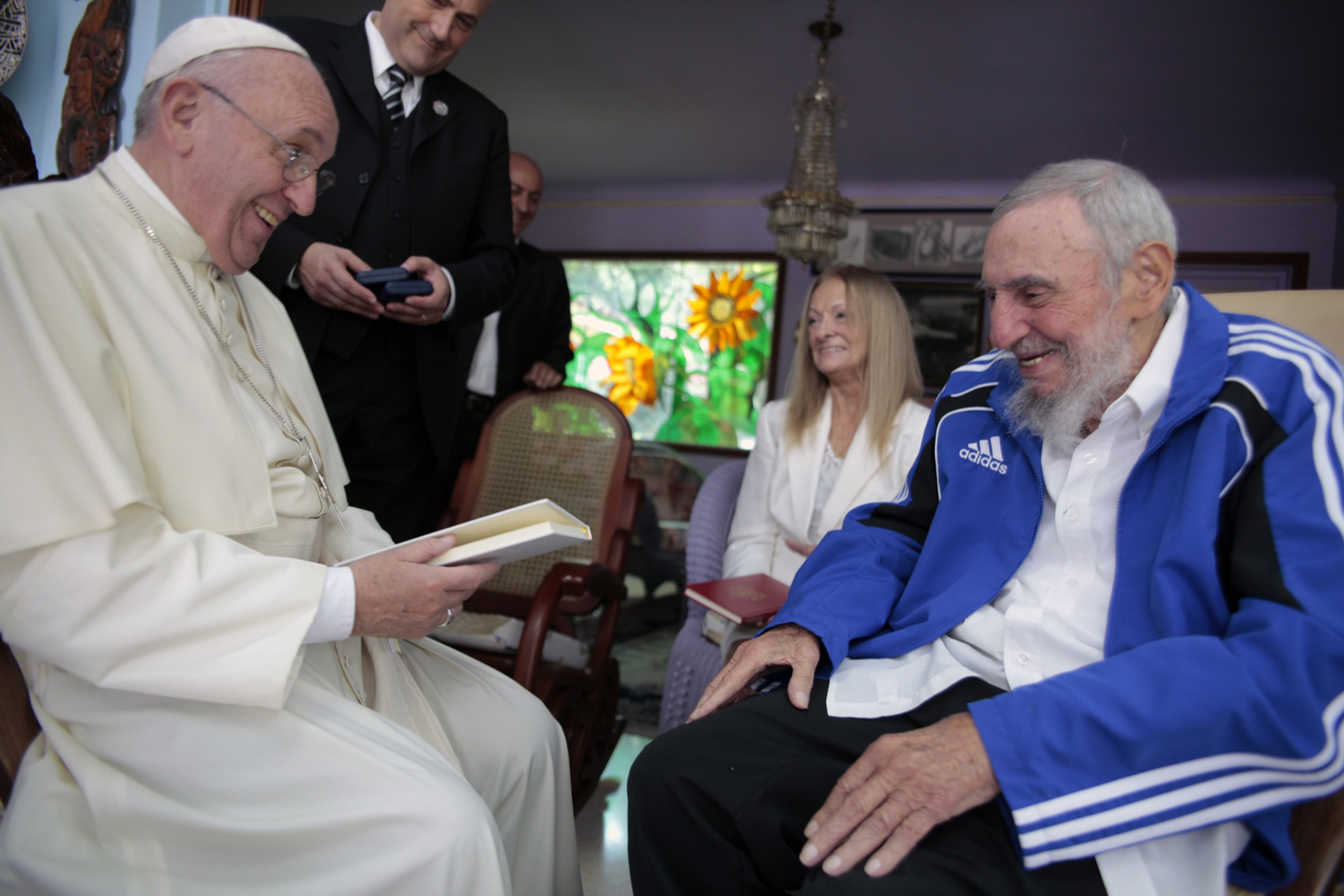 Na snímke vľavo pápež František, vpravo bývalý kubánsky revolučný vodca a prezident Fidel Castro