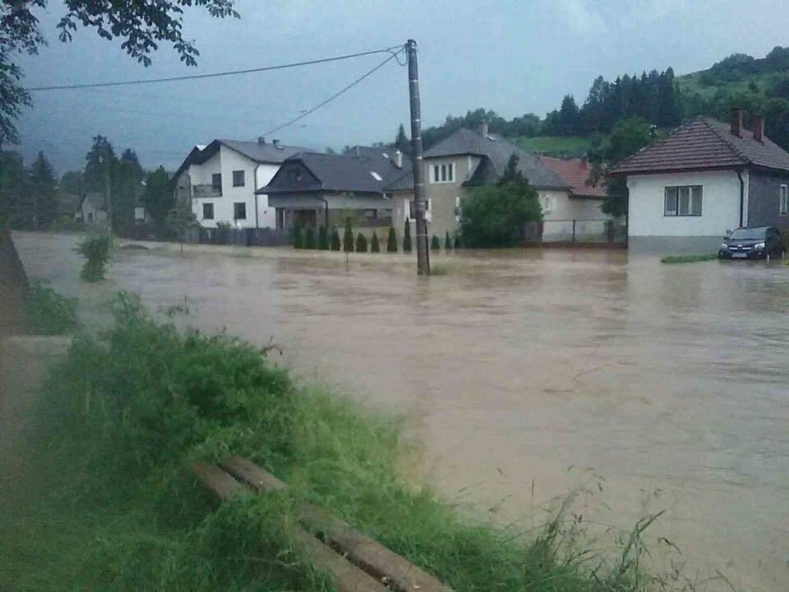 Hasiči zasahujú v mnohých miestach.