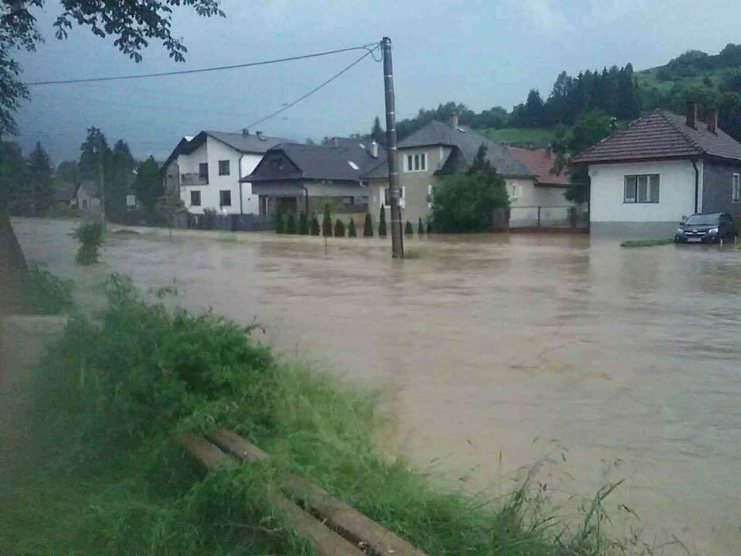 Hasiči zasahujú v mnohých miestach.