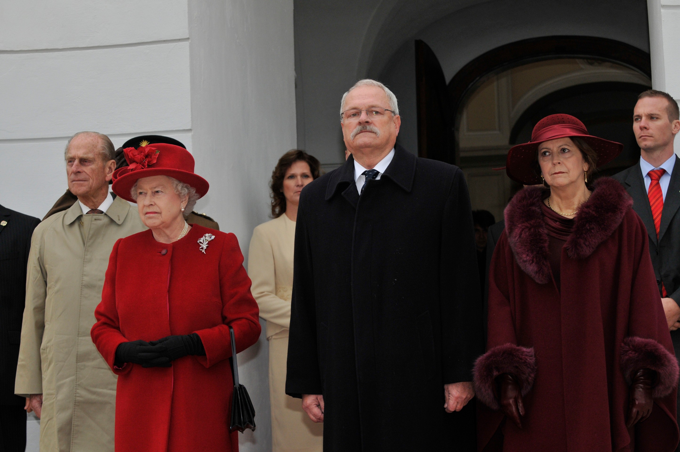 Kráľovná Alžbeta II. počas privítania pred Prezidentským palácom s Ivanom Gašparovičom, princ Philip stojí za ňou.