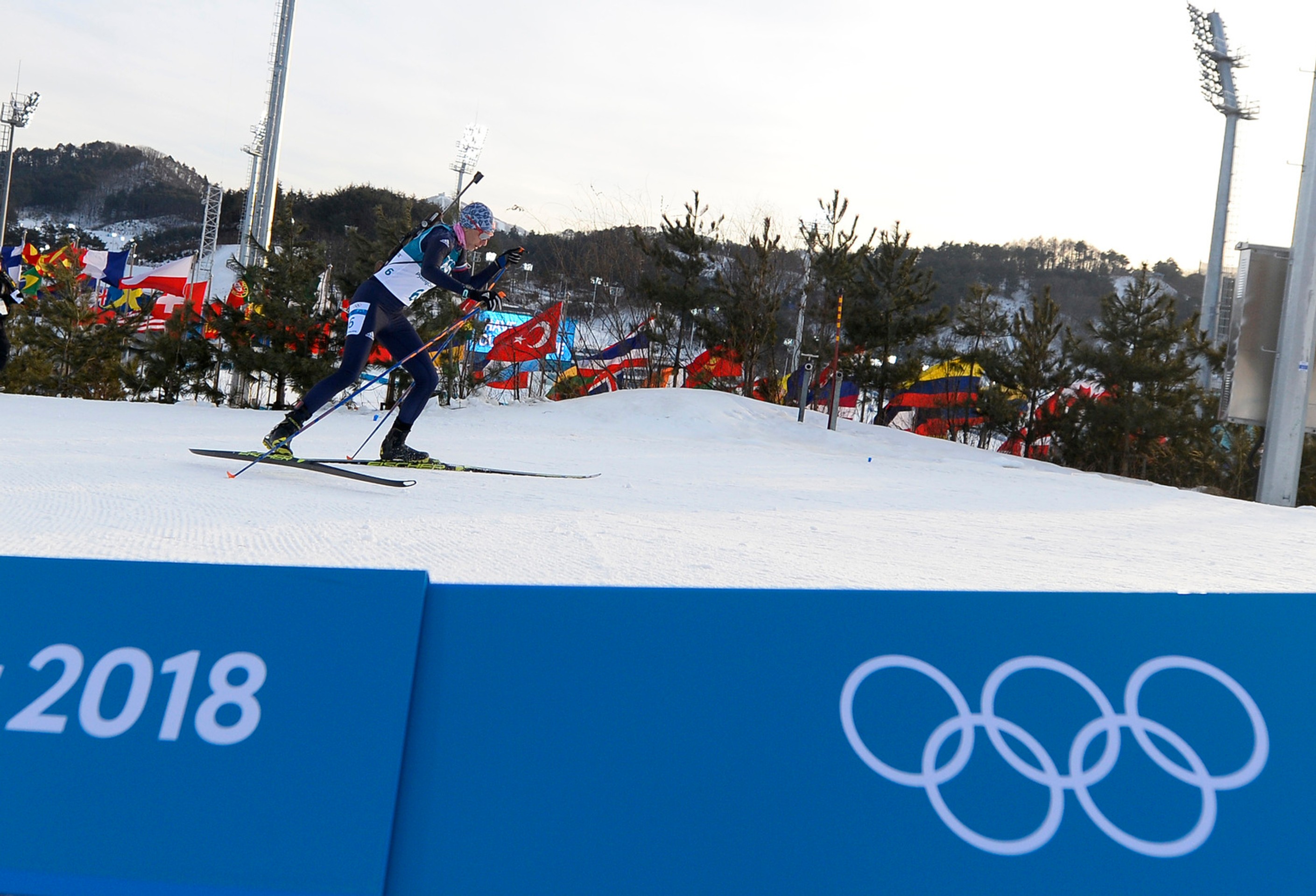 Rodičia čakajú na nové informácie po streľbe na strednej škole Marjory Stonemanovej Douglasovej vo floridskom Parklande.