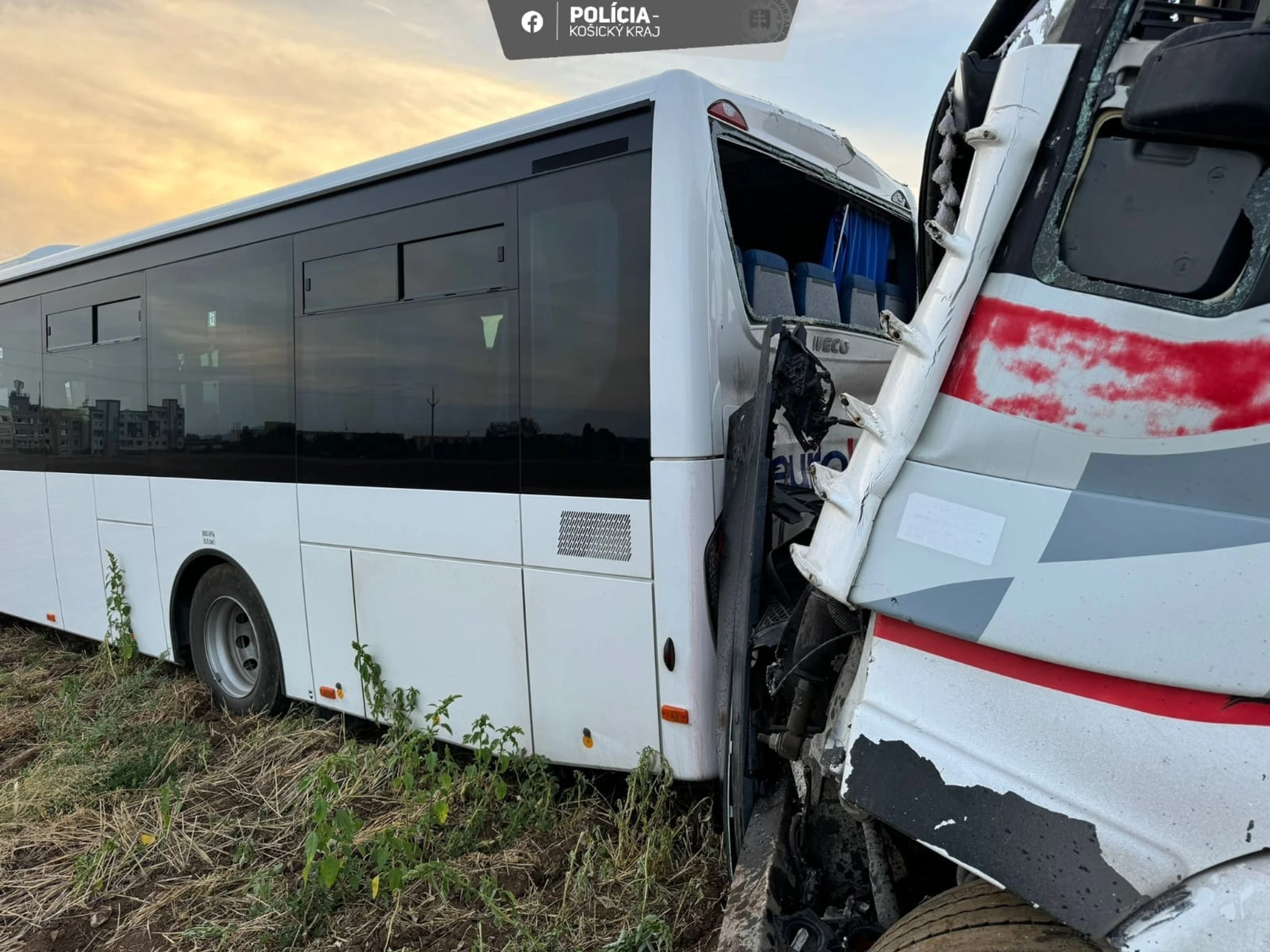 Zrážka kamiónu s autobusom na východe