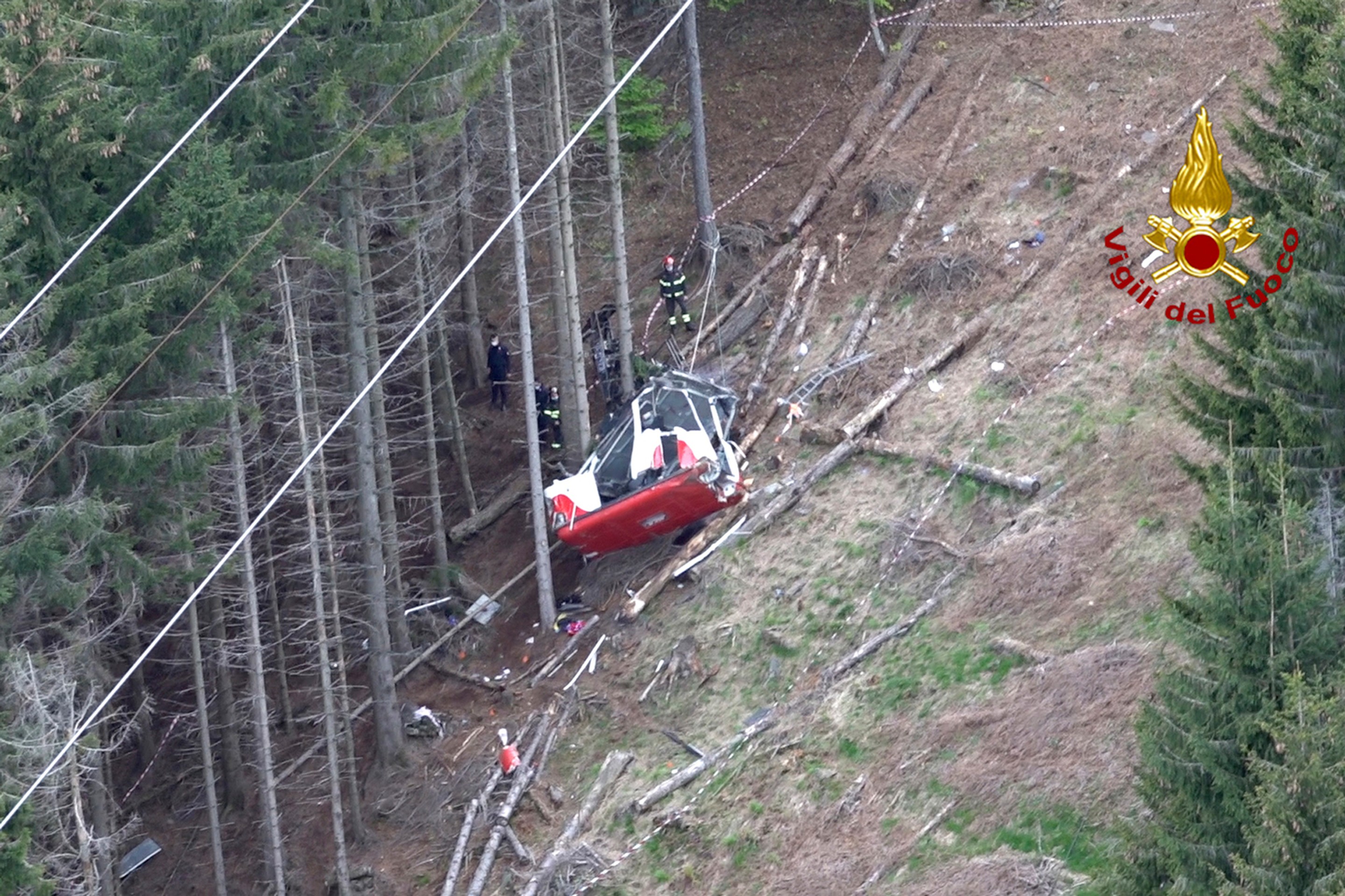 Pád lanovky na horu Mottarone v Taliansku