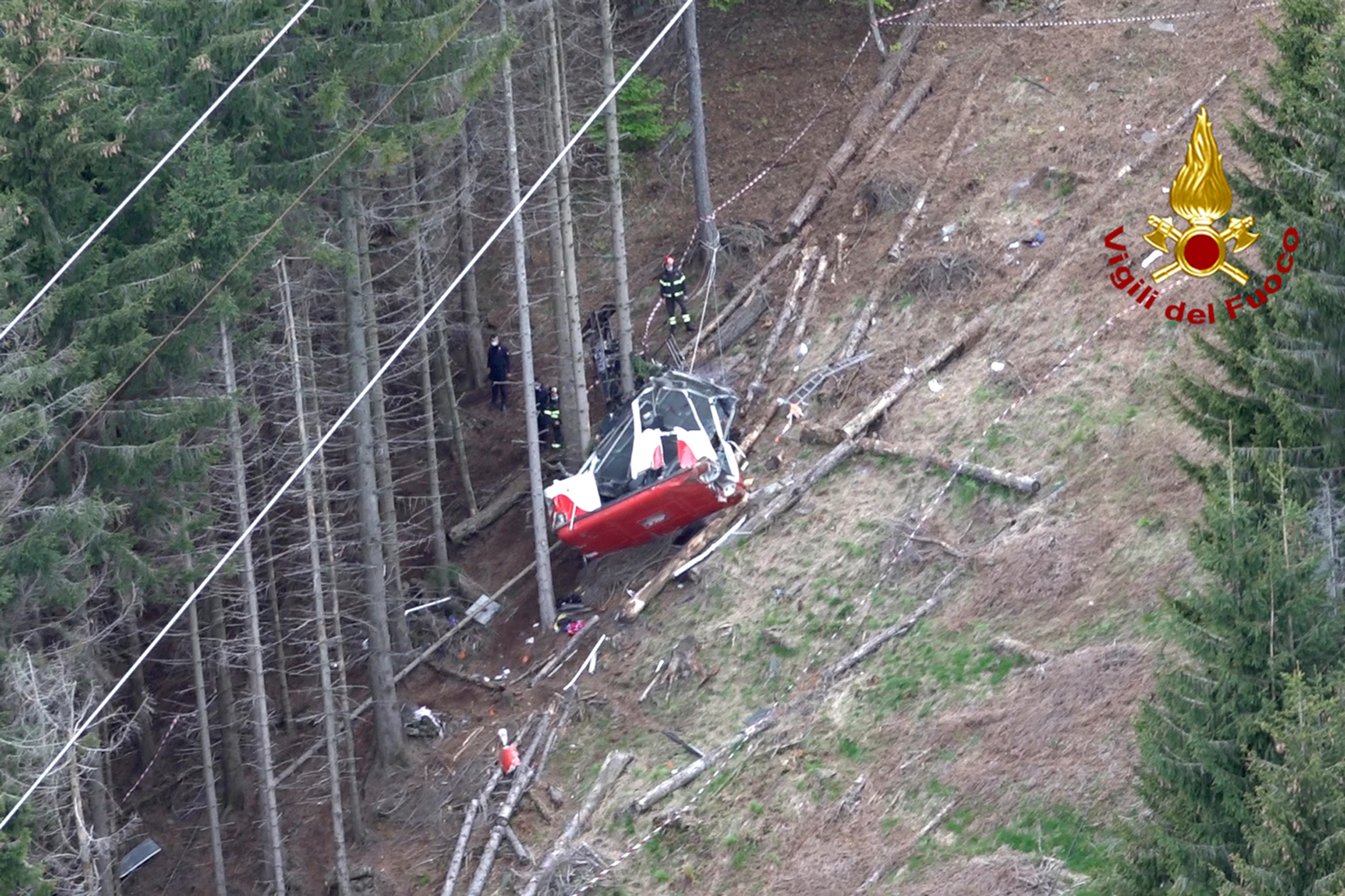 Pád lanovky na horu Mottarone v Taliansku