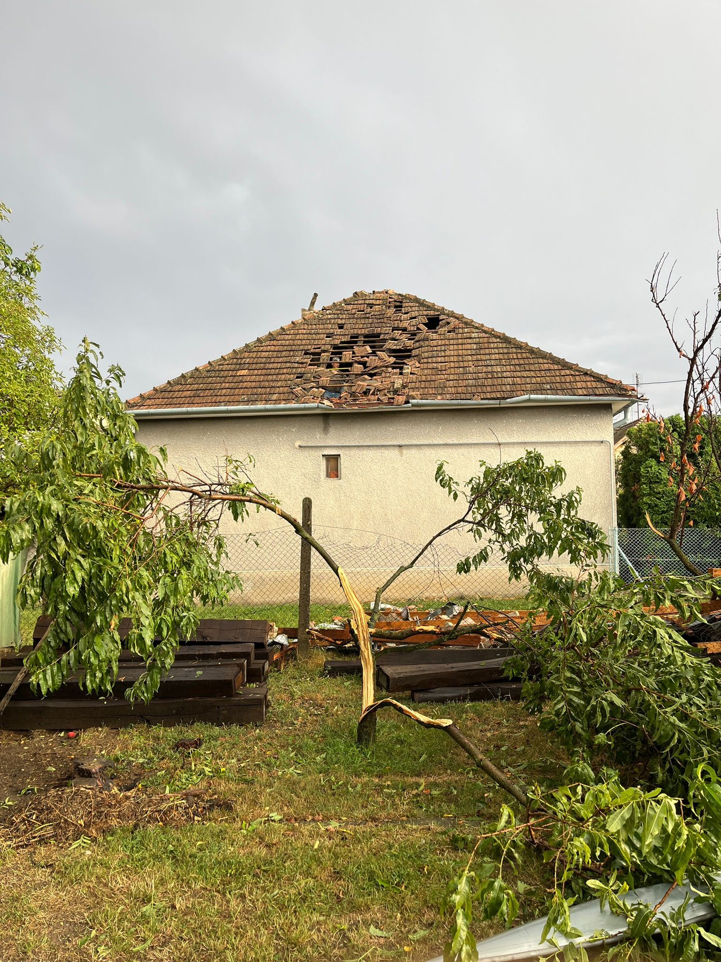 Následky búrky v Hlohovci.
