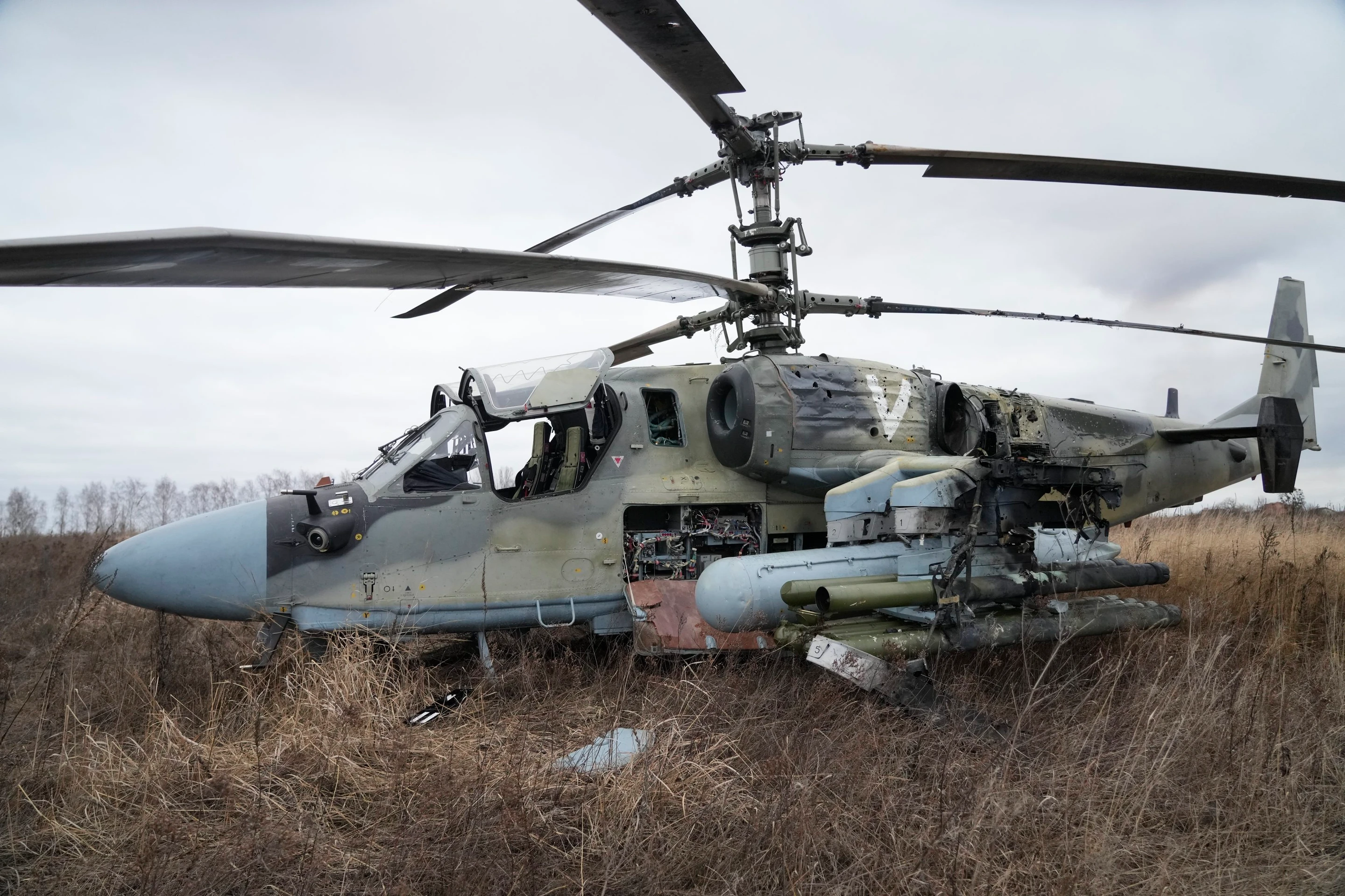 Ruský bojový vrtuľník Ka-52 v poli po vynútenom pristátí mimo Kyjeva