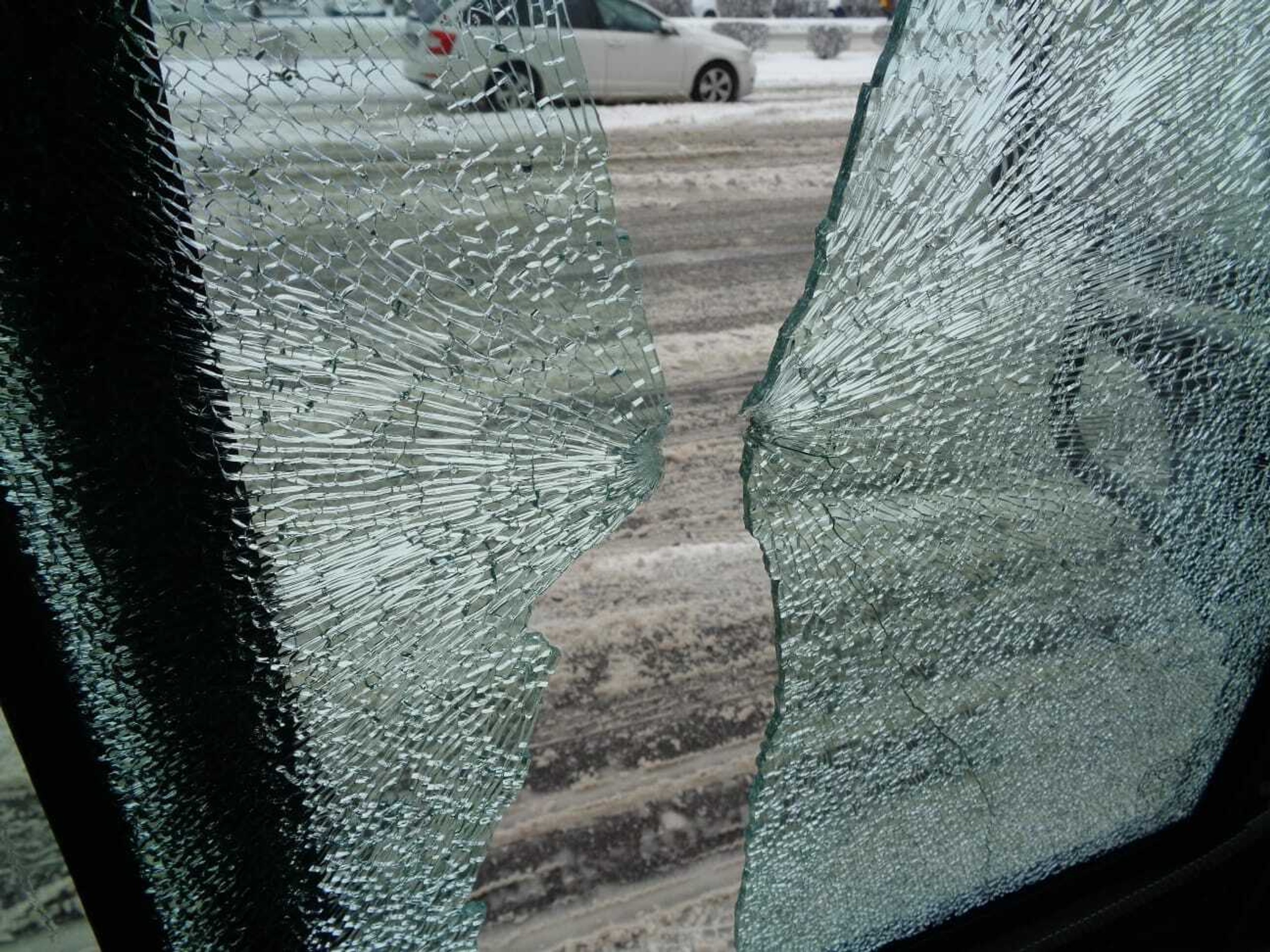 Havarovaný kamión v priekope.