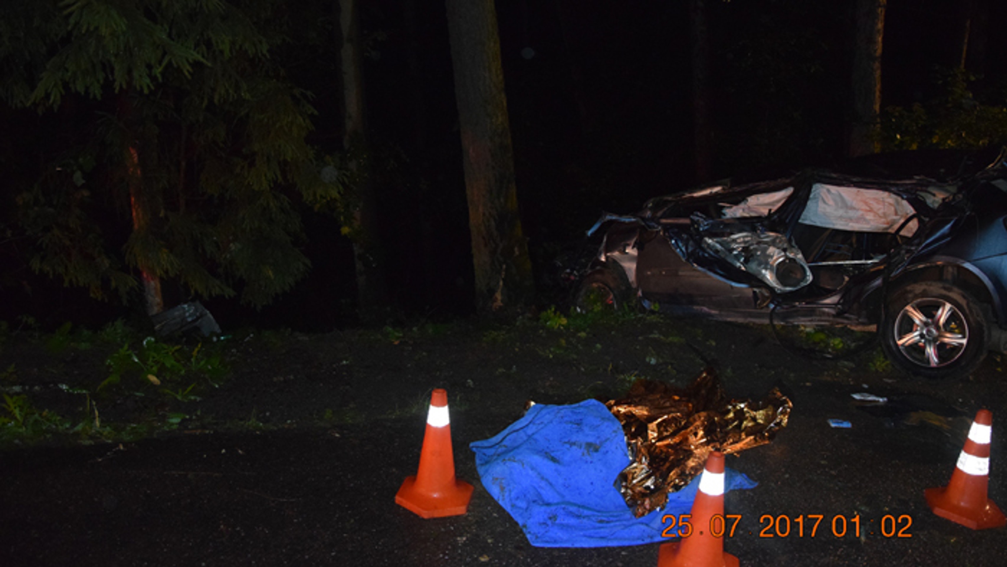 Havarované auto na ceste v smere od Banskej Štiavnice na Vyhne.