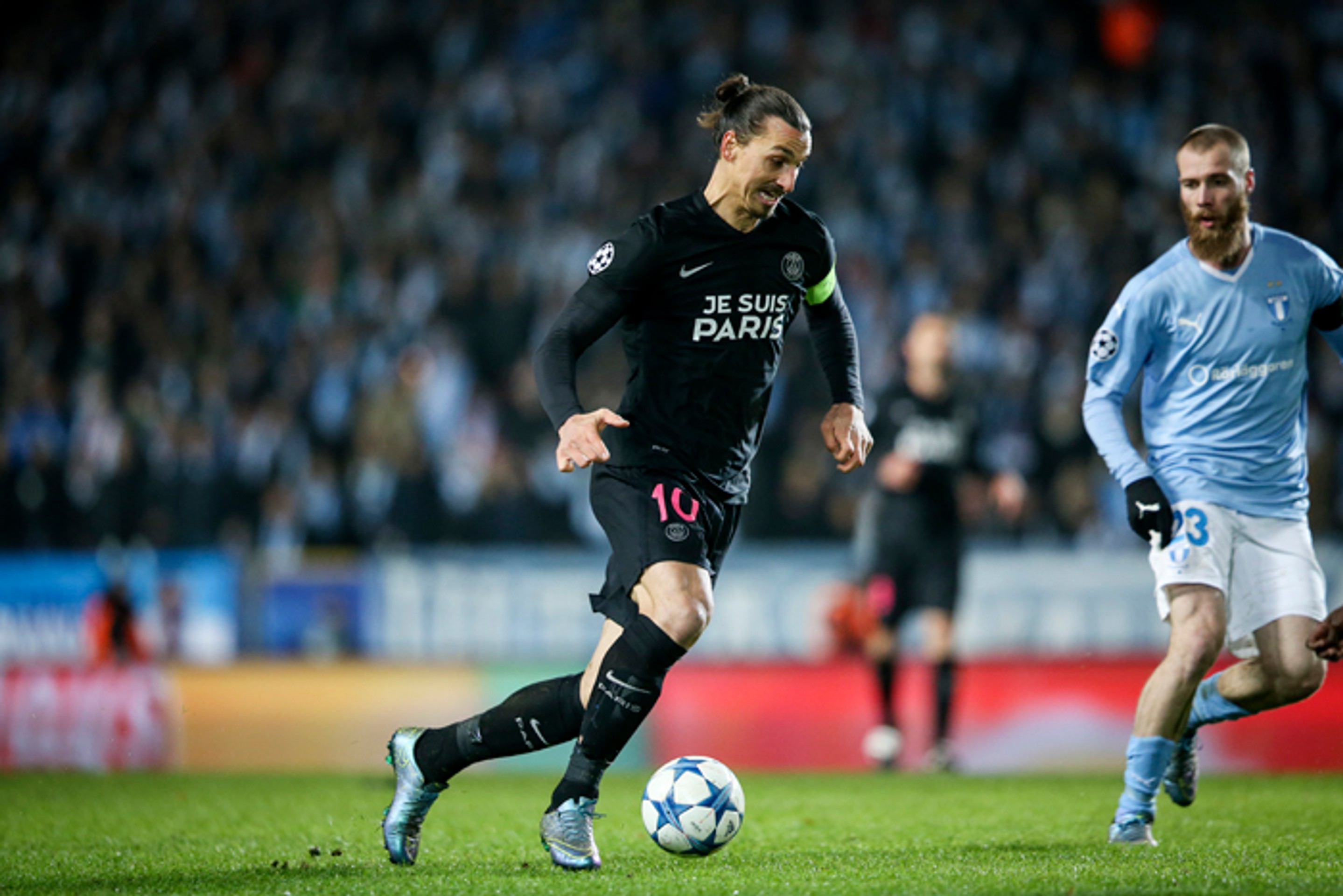 Zlatan Ibrahimovič (PSG) a nórsky hráč  Malmö FF Jo Inge Berget.