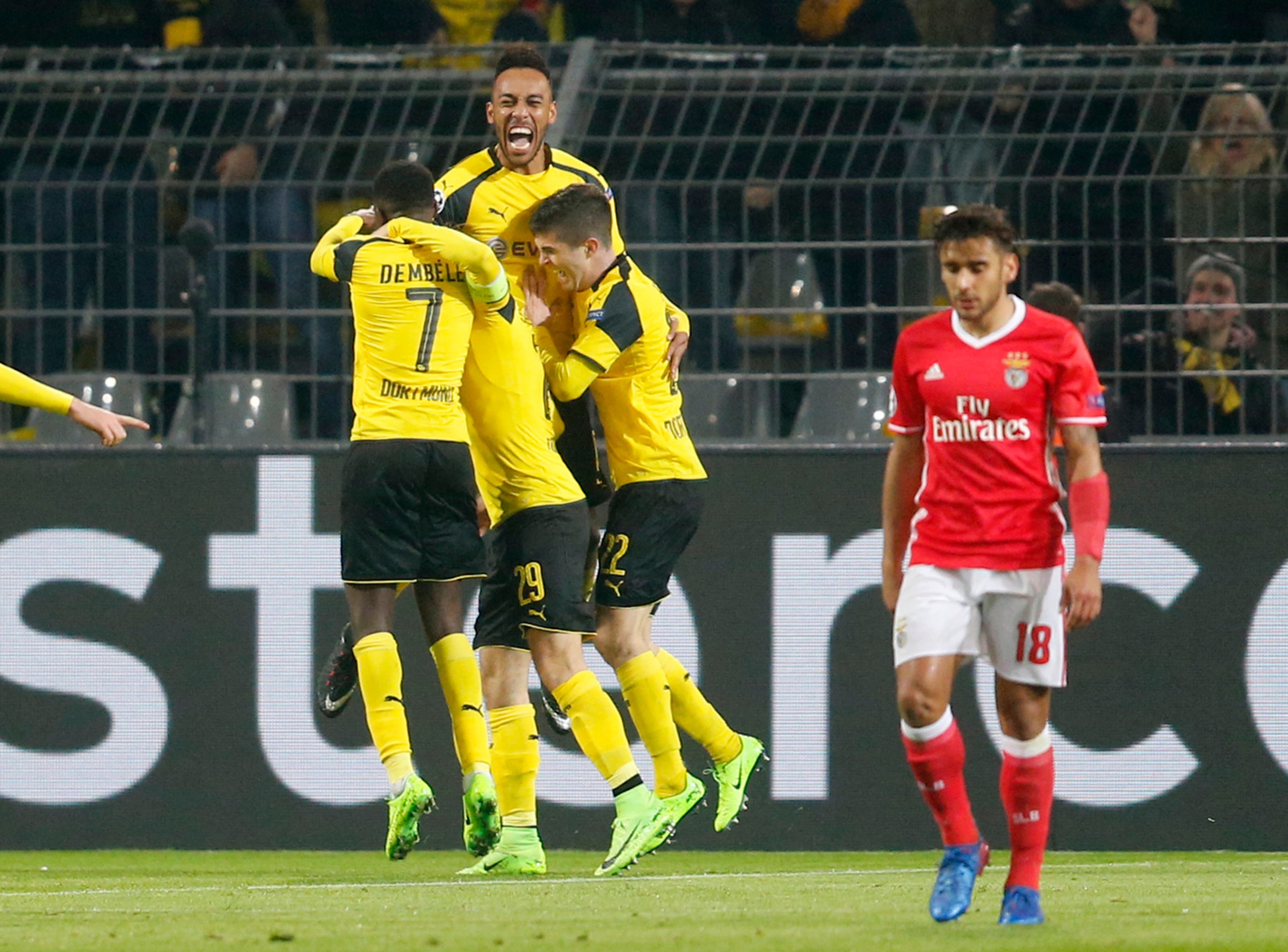 Pierre-Emerick Aubameyang (v strede) z Dortmundu oslavuje svoj gól v odvete osemfinále LM proti Benfice s Ousmanem Dembélém (vľa