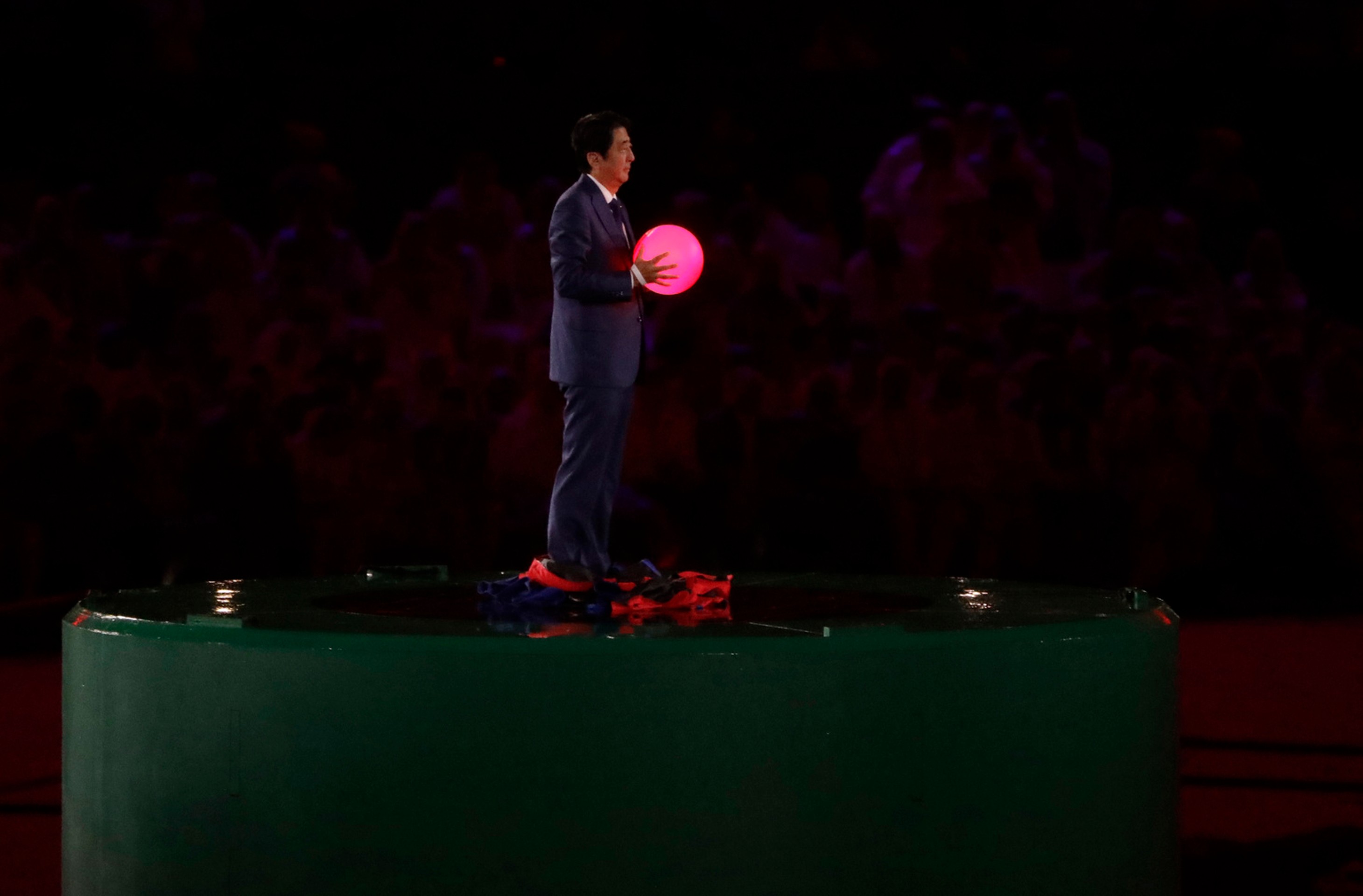 Japonský premiér Šinzo Abe prevzal symbolickú štafetu.