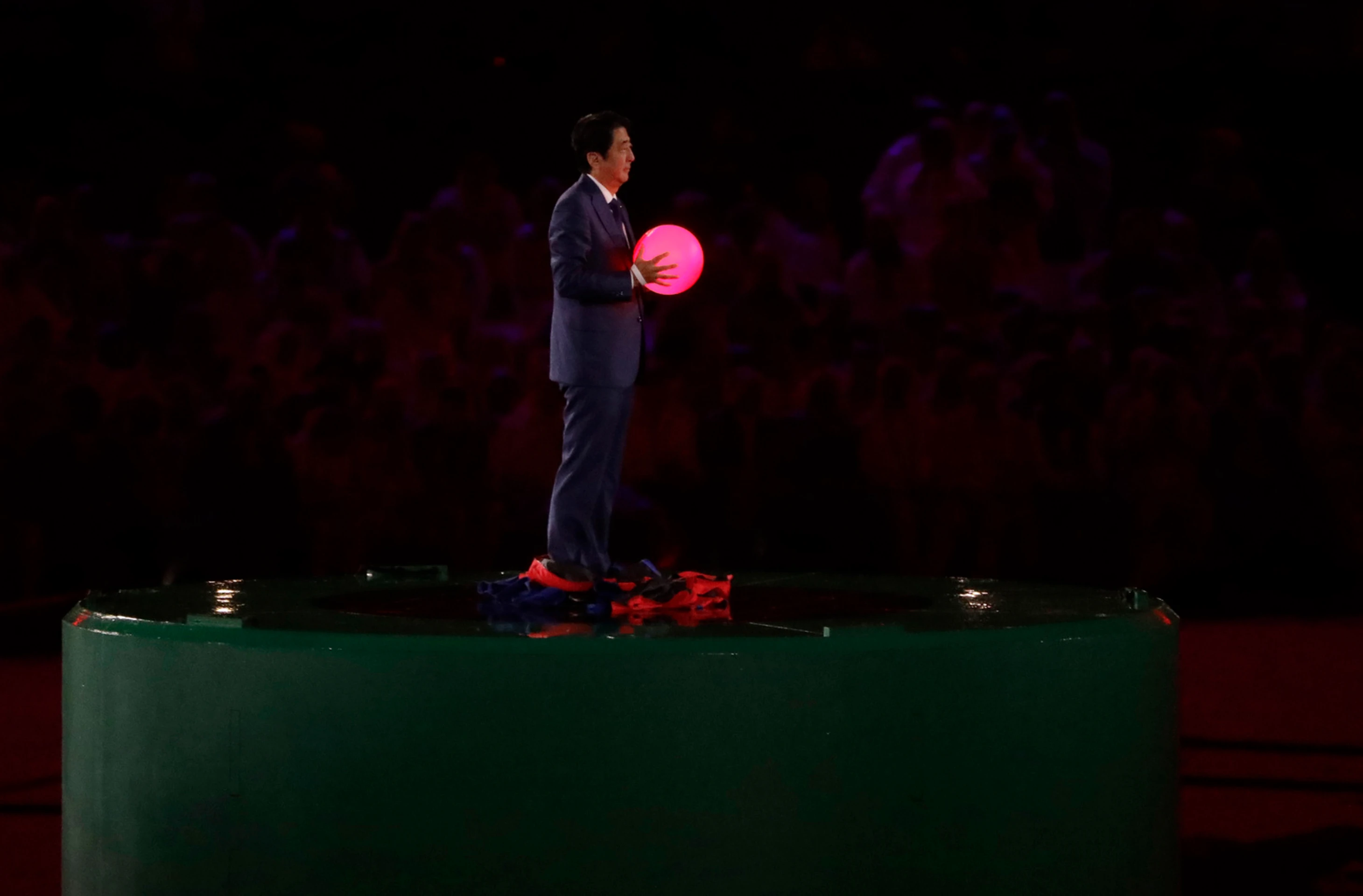 Japonský premiér Šinzo Abe prevzal symbolickú štafetu.
